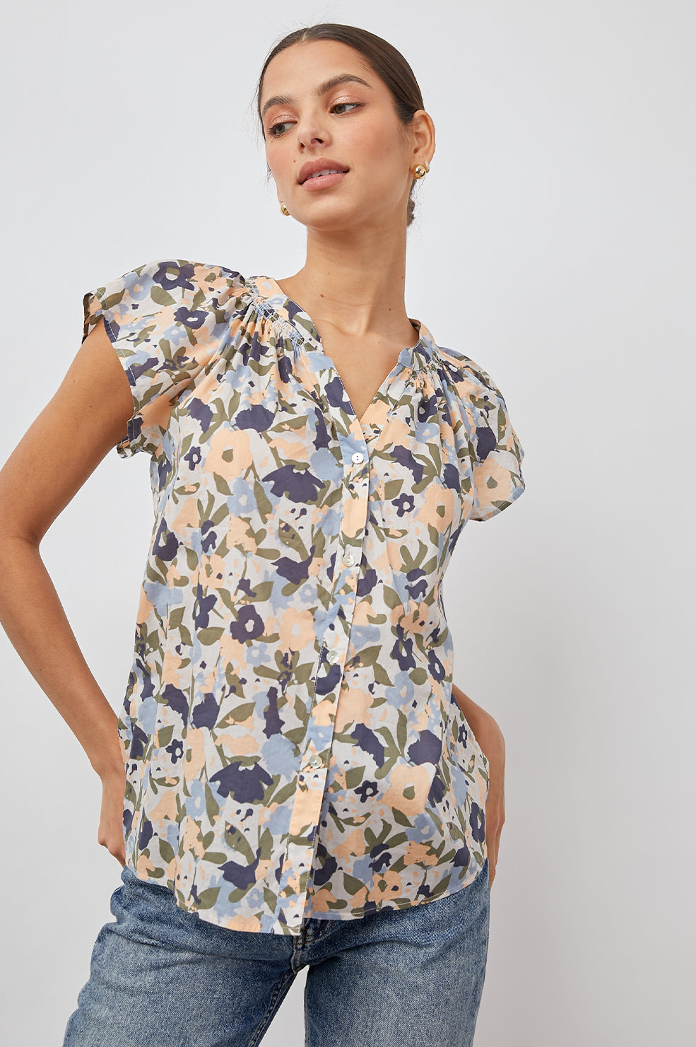 ALENA MOD FLORAL SHORT SLEEVE BLOUSE-FRONT UNTUCKED