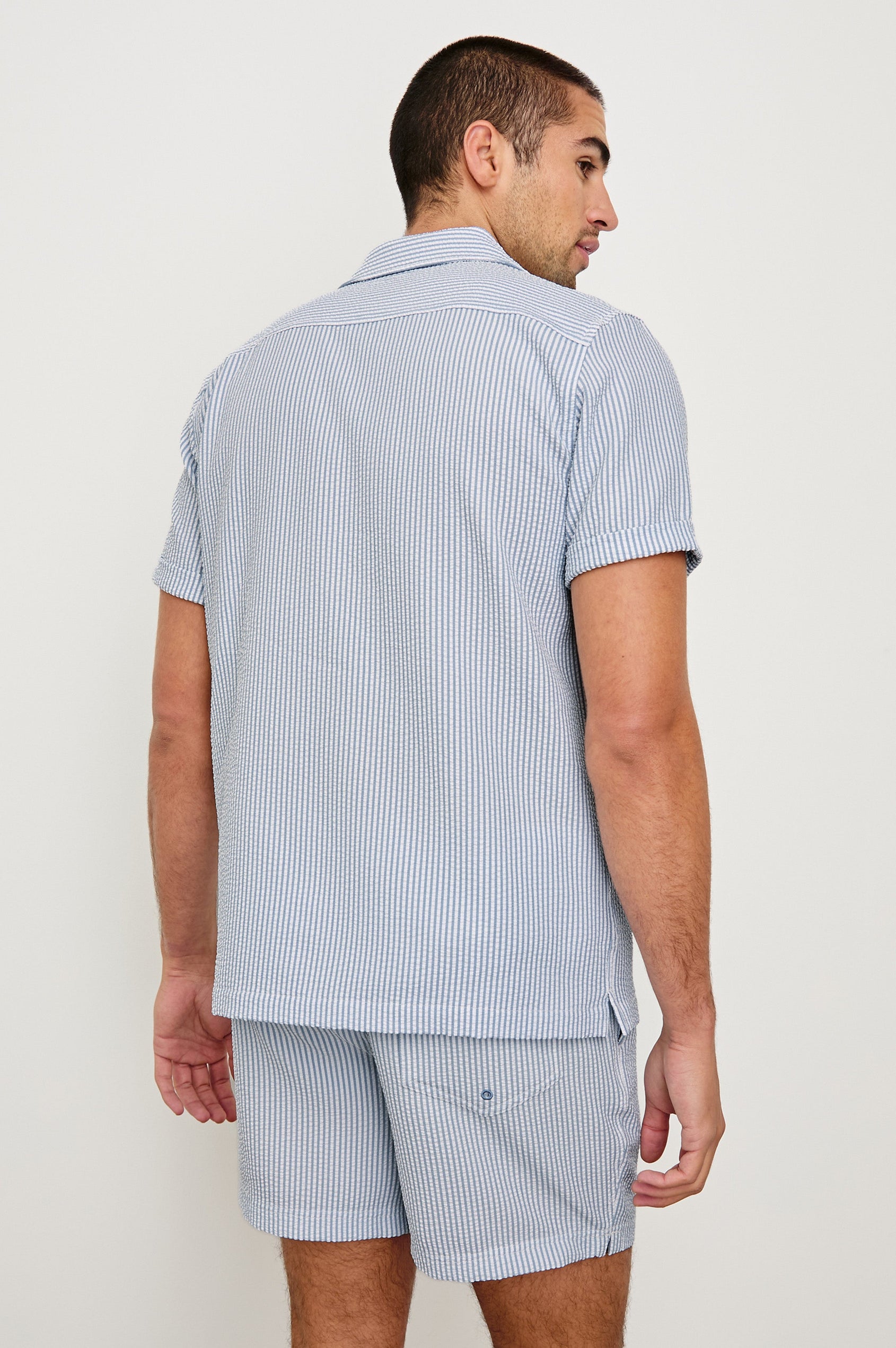 Amalfi classic fitted short sleeve button up shirt with collar in Blue White Seersucker - back view on model
