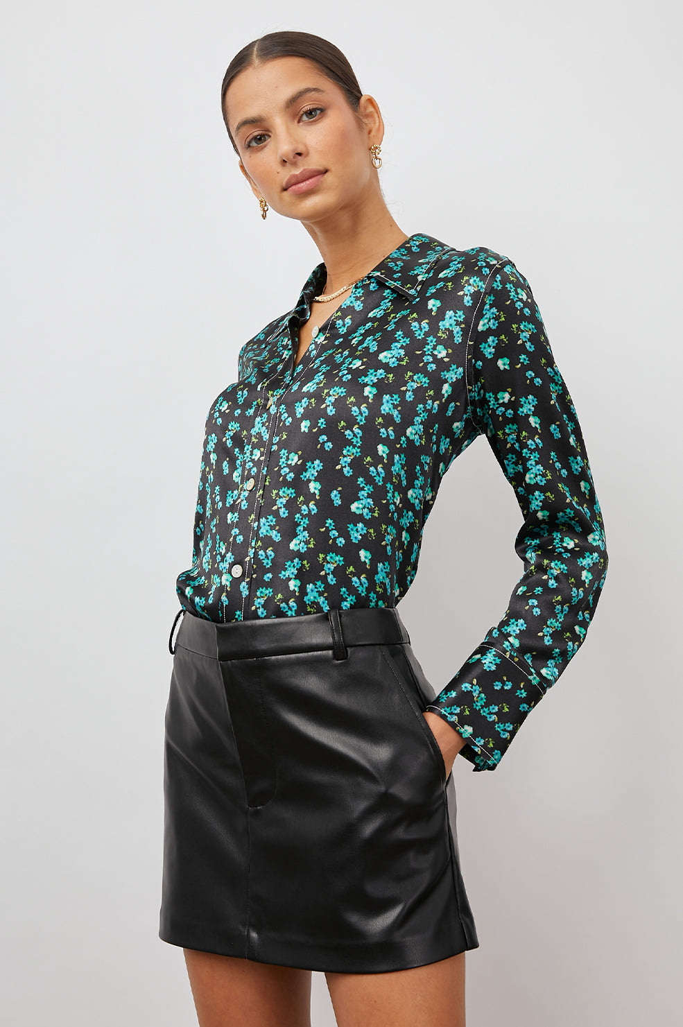 ANDREA MINT FLORAL TOP- FRONT HANDS IN POCKET