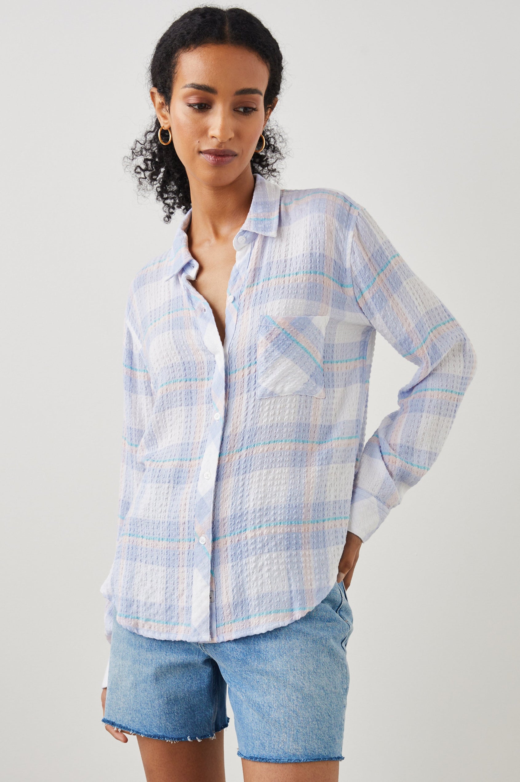 BRADY SHIRT WHITE PERRIWINKLE PEACH - FRONT BODY IN MOTION