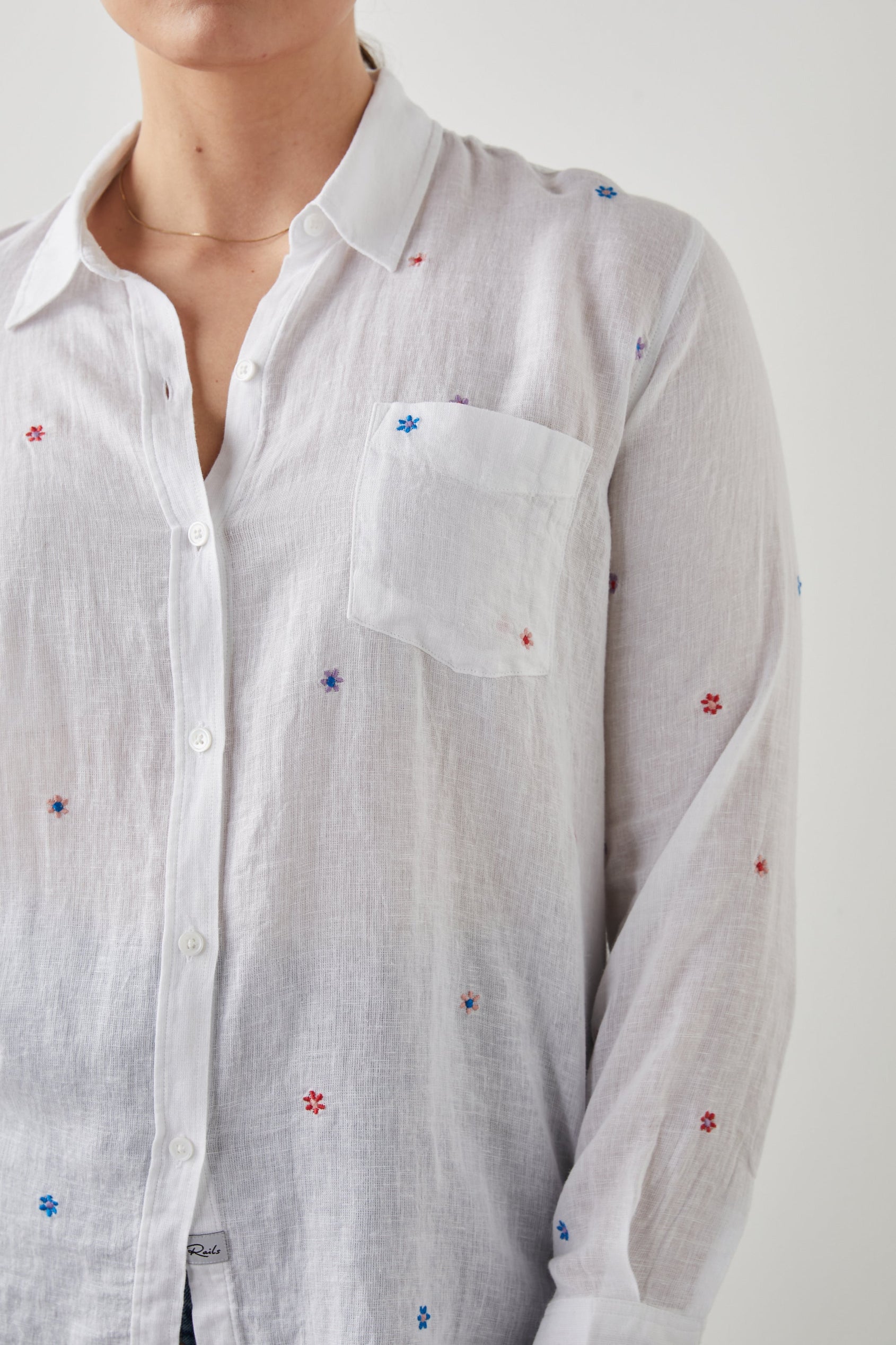 CHARLI MULTI DAISY EMBROIDERY SHIRT - DETAIL MODEL 2