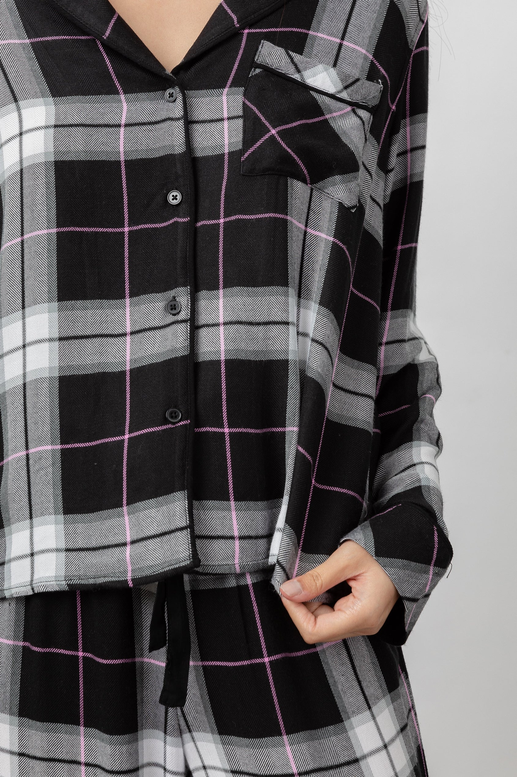 CLARA-BLACK-STORM-BERRY-DETAIL