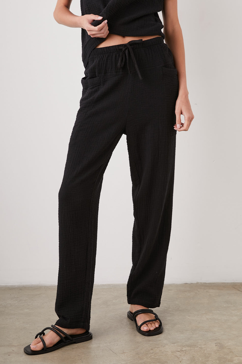 DARBY PANT BLACK - FRONT BODY LEG POP
