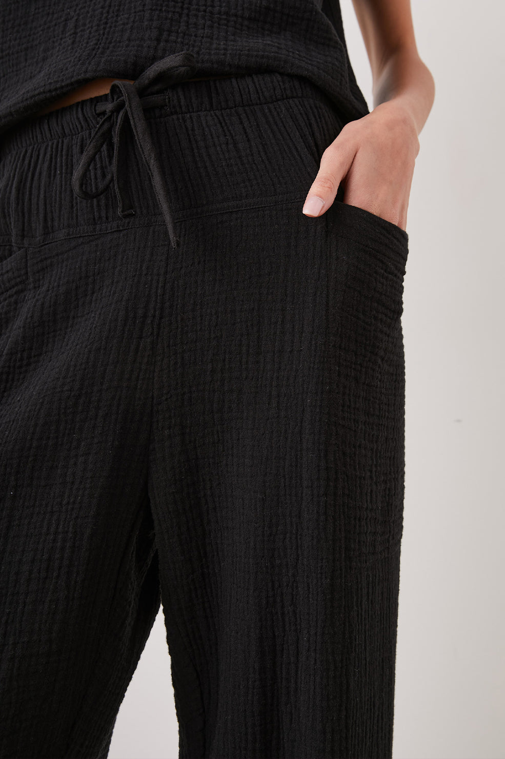 DARBY PANT BLACK -  FRONT POCKET DETAILS