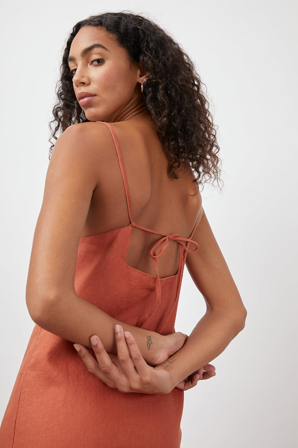 DEMI HENNA DRESS-BACK DETAIL