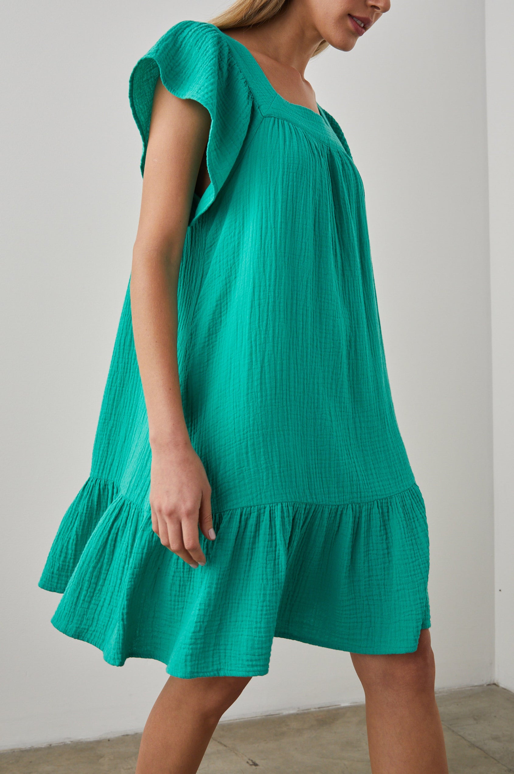 EVERDEEN DRESS - EMERALD - SIDE BODY