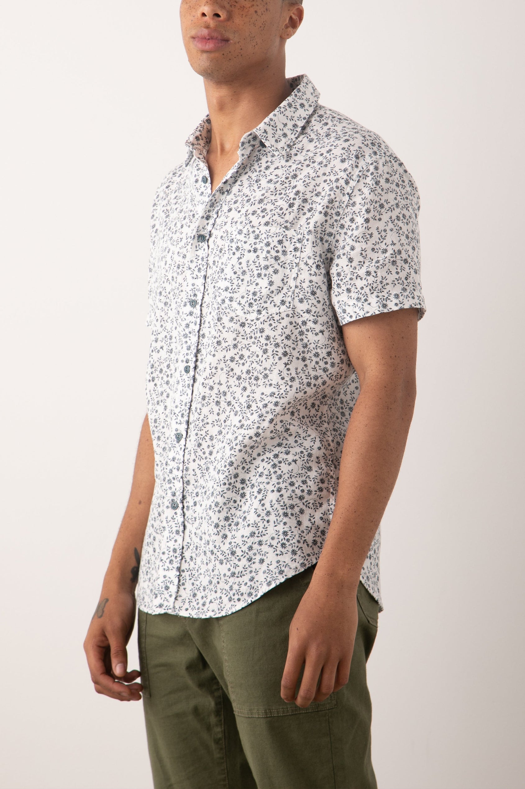 FAIRFAX CREEPING IVY WHITE BLUE SHIRT - SIDE BODY