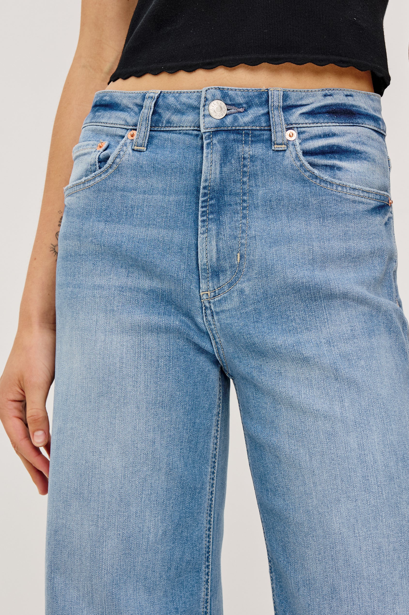 Getty crop isa a 5-pkt wide leg jean in Independence colorway, a medium wash with a released hem - close up front view featured on model.