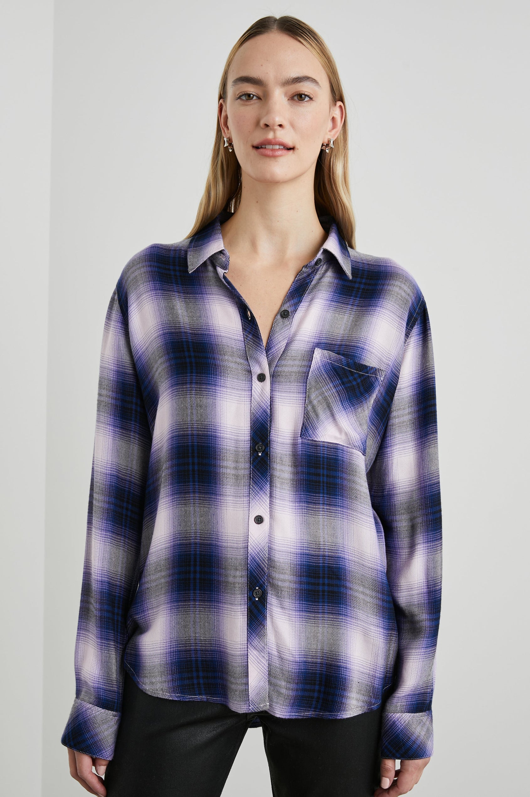 HUNTER SHIRT ORCHID NAVY - FRONT UNTUCKED