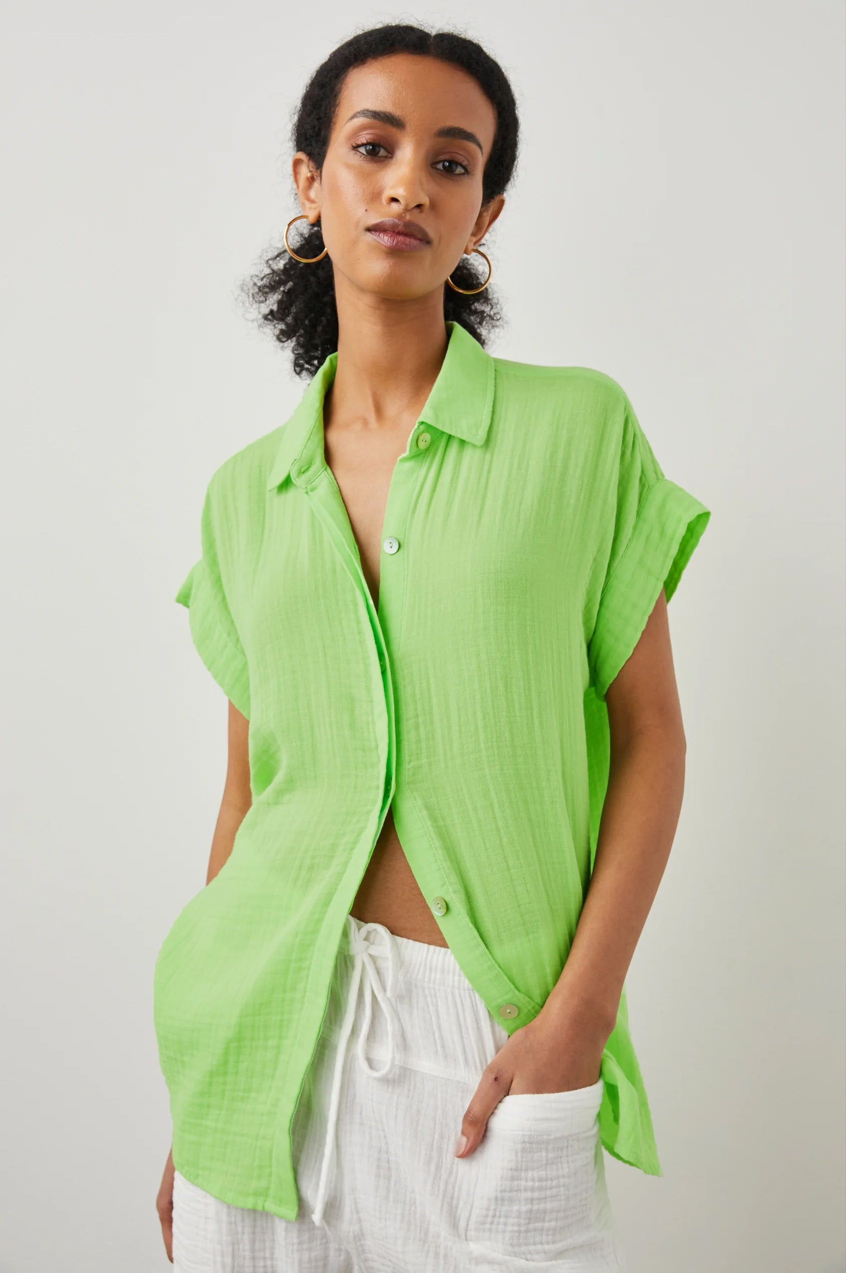 JAMIE SHIRT JADE LIME - FRONT UNTUCKED
