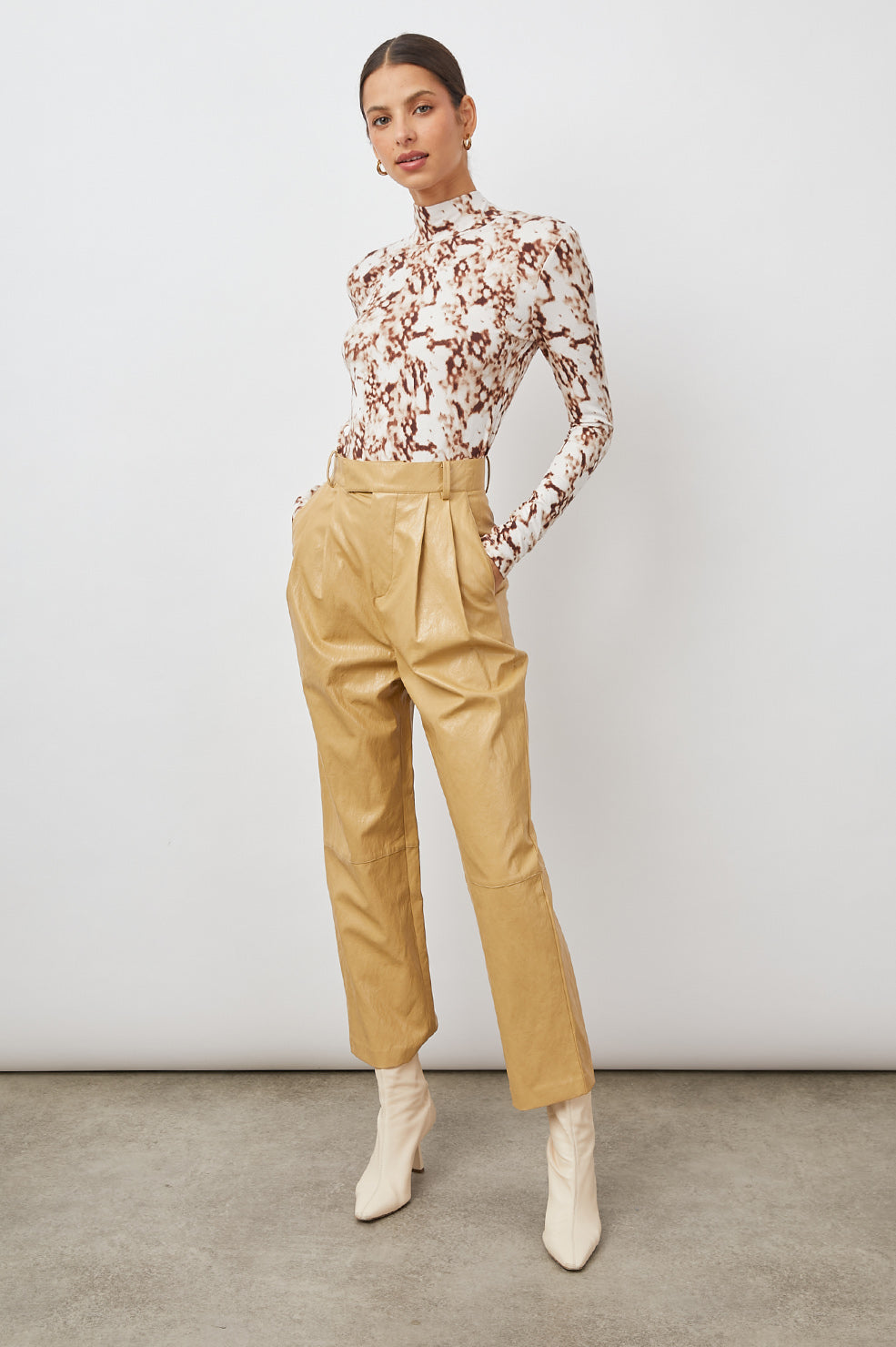 JO PANT CAFE - FRONT FULL BODY HAND IN POCKETS