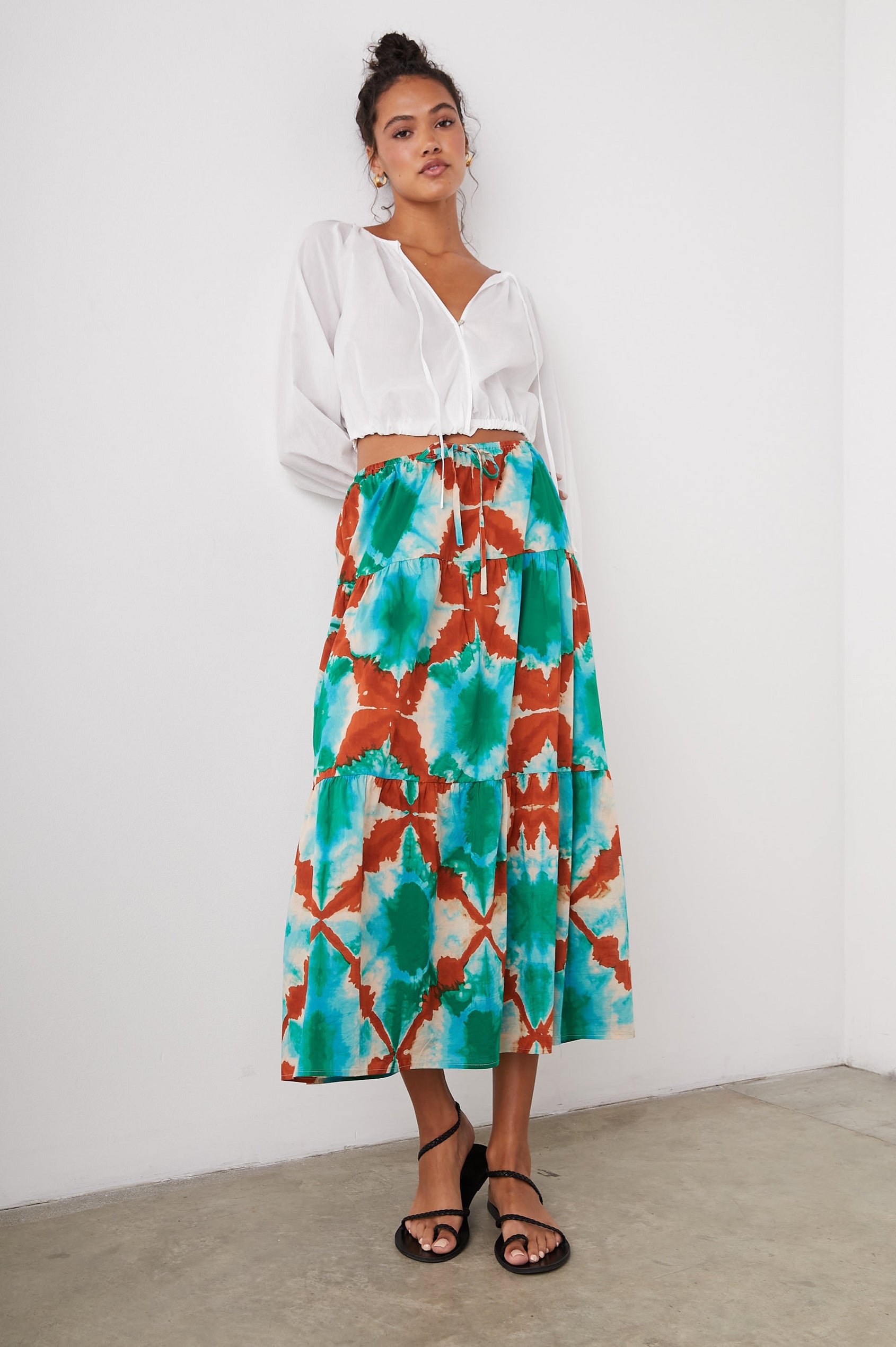 KATIA TOP BEACH WHITE - FRONT BODY LEANING