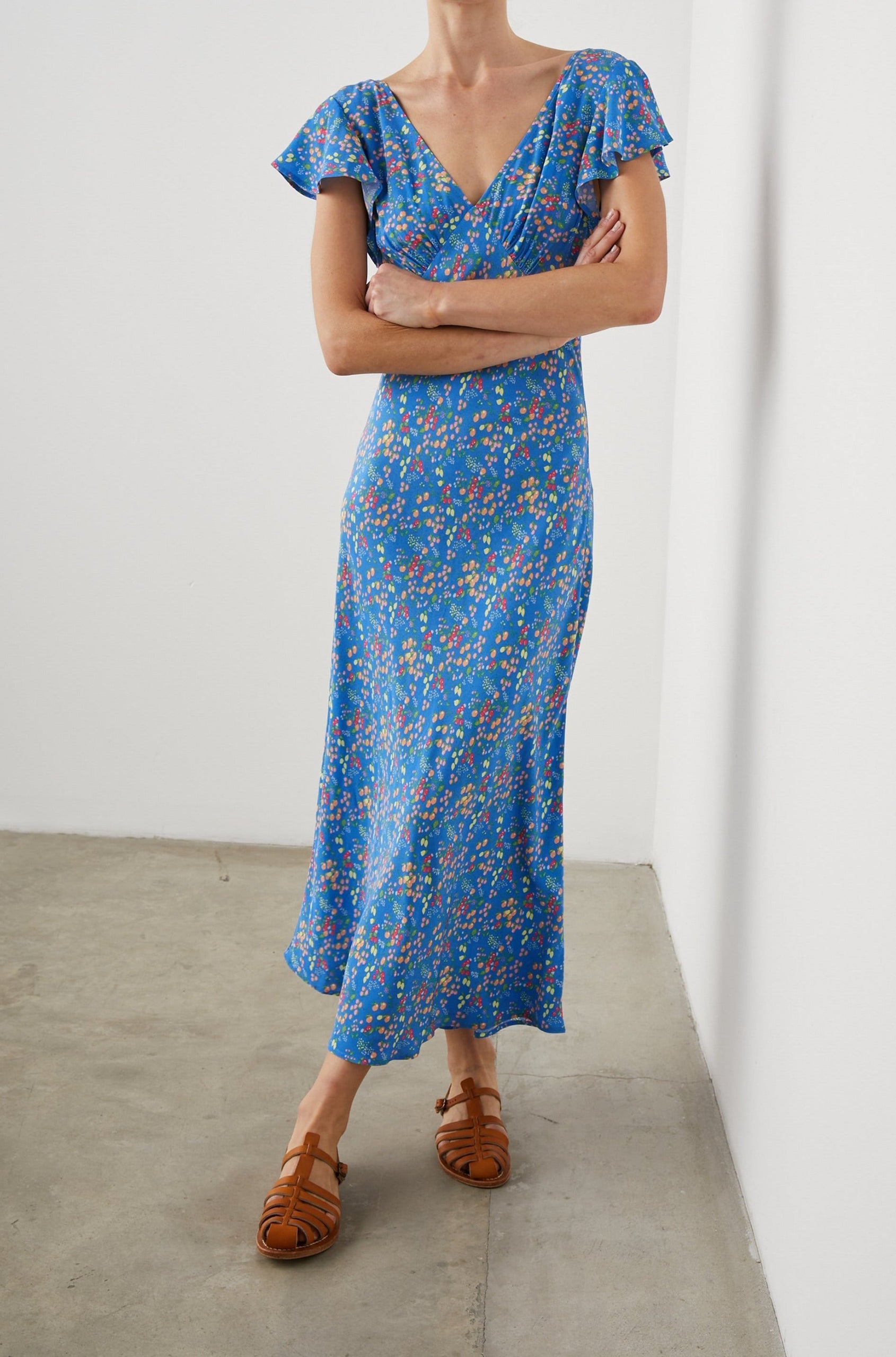 KENZ DRESS BLUE CITRUS GROVE - FRONT ARMS CROSSED