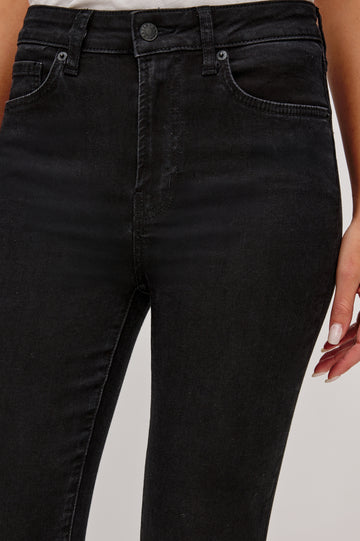 Larchmont 5-pocket Skinny Jean in Black Onyx Colorway. Front Detail View Shown on Model.