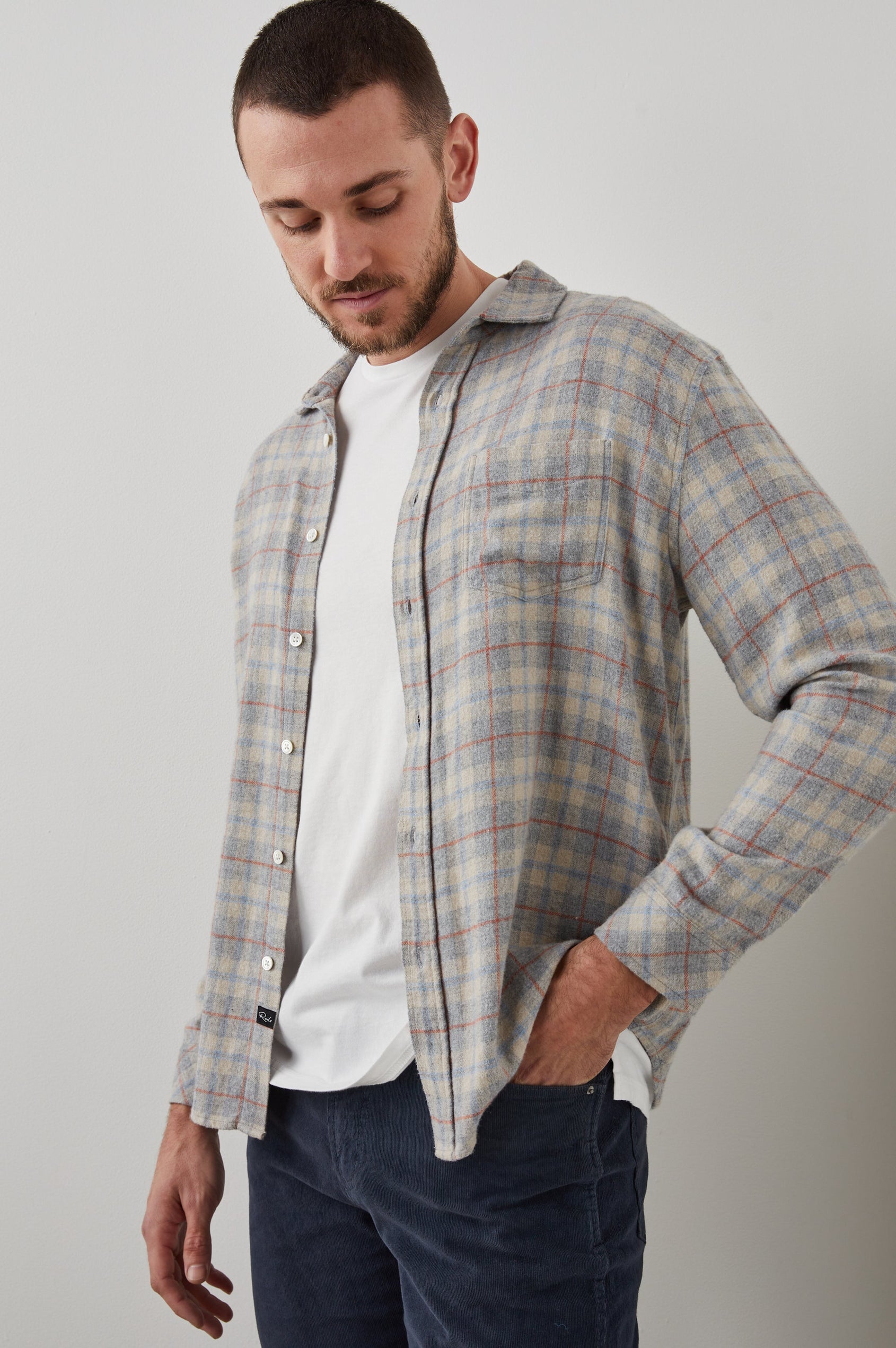 LENNOX PAPER GREY MELANGE SHIRT - FRONT ONE HAND IN POCKET