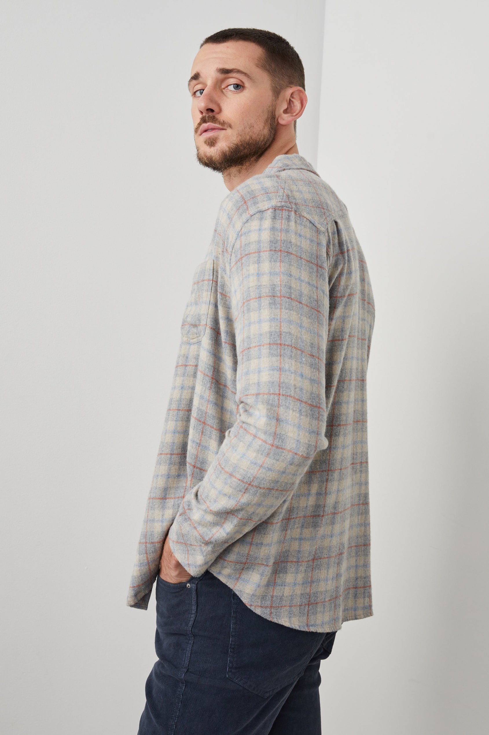 LENNOX PAPER GREY MELANGE SHIRT - SIDE ONE HAND IN POCKET