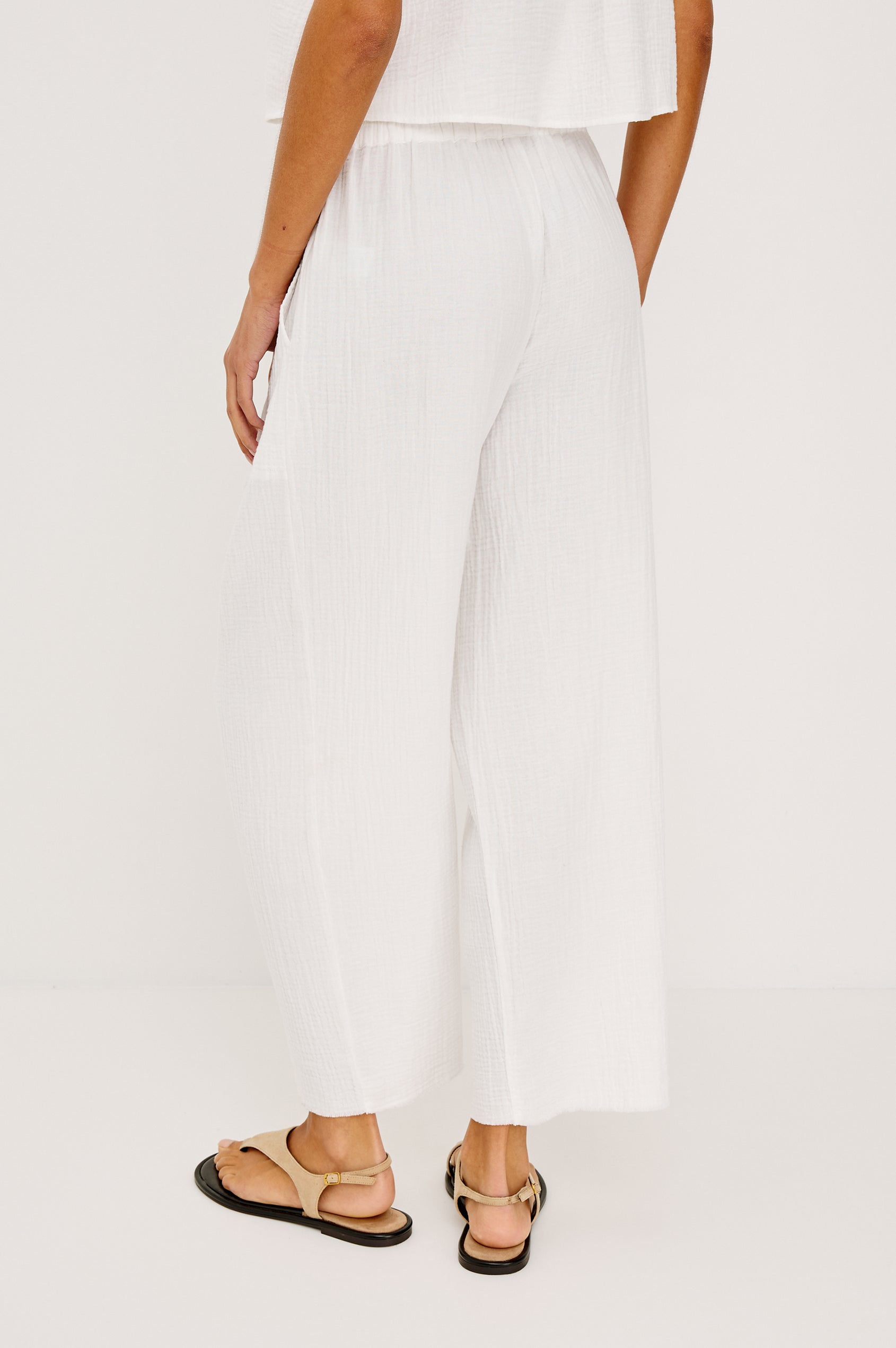 The Leon is a cropped pull-on style crafted from super soft airy double gauze cotton. With a wide-straight leg fit complete with side slits at the outer openings and a smocked waistband this pant puts comfort first.