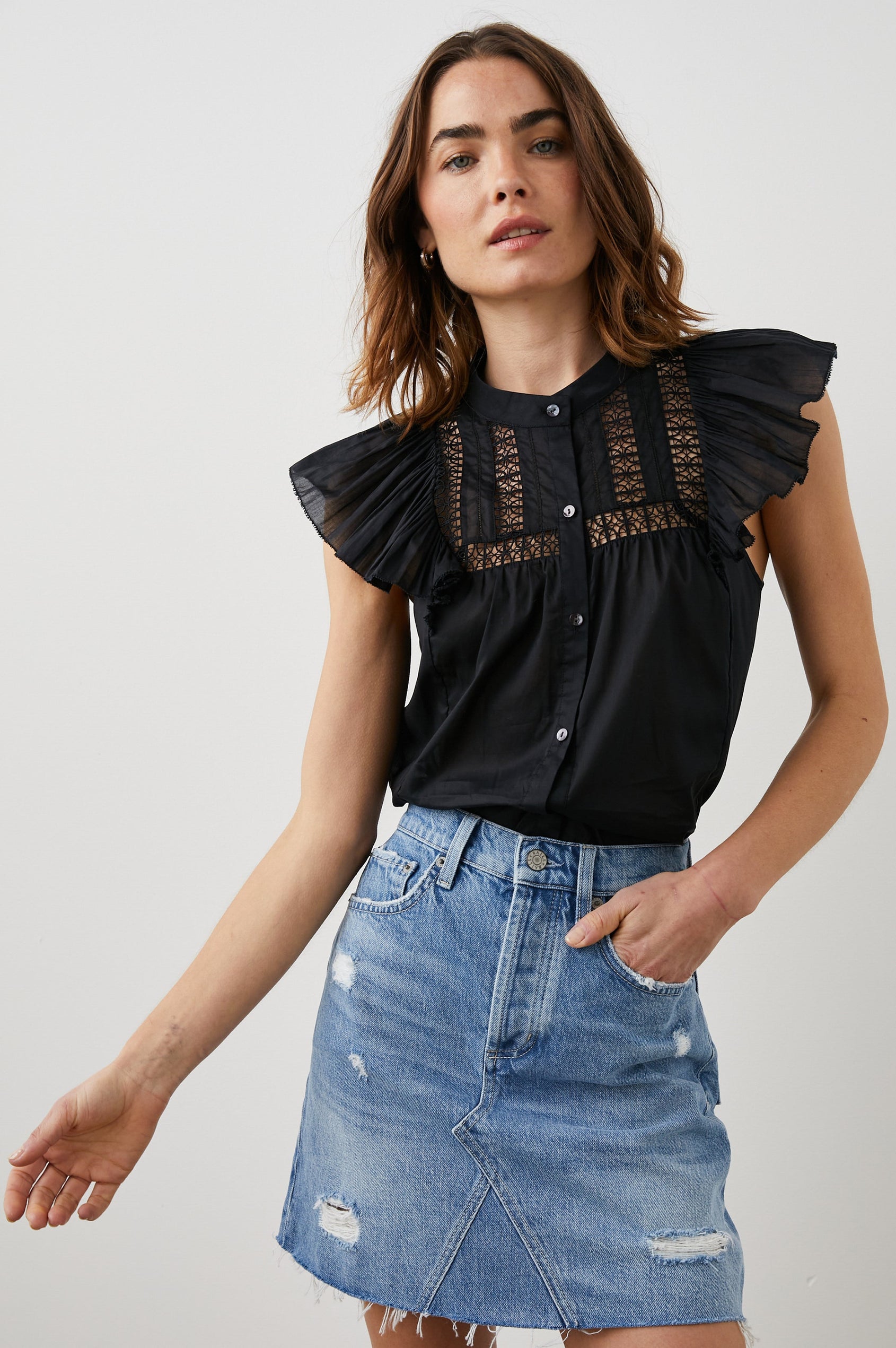 LOUELLA TOP TRUE BLACK - FRONT IN MOTION