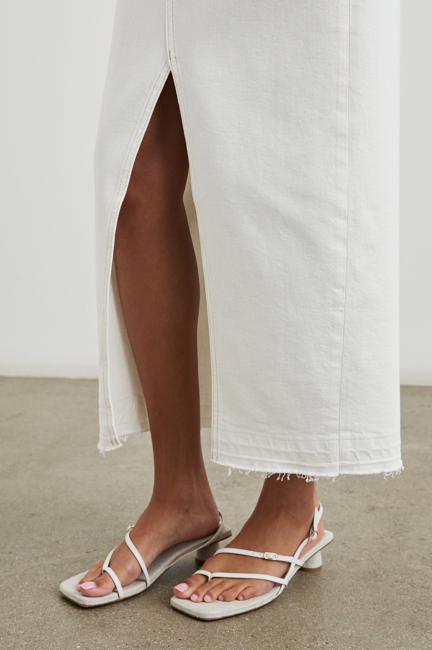 MANHATTAN SKIRT - ECRU - HEM DETAILS