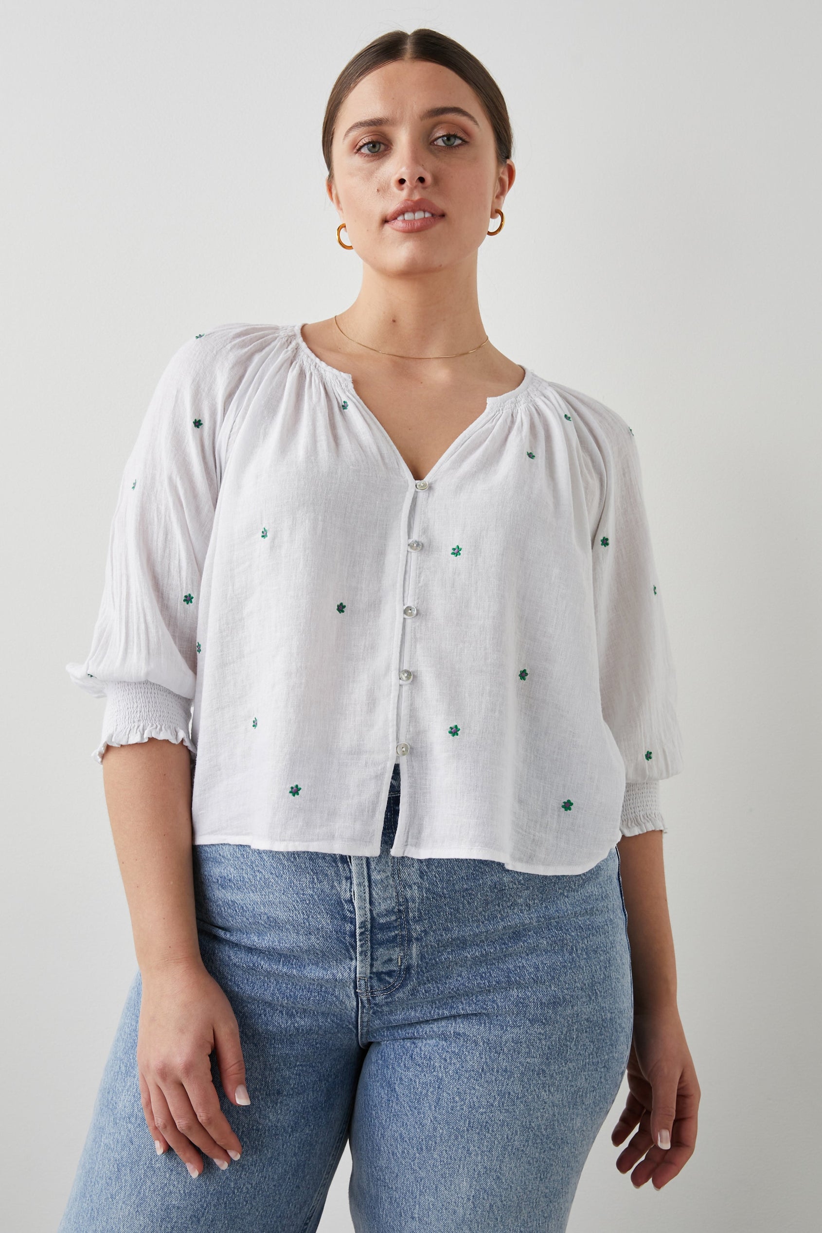 MARIAH TOP GREEN DAISY EMBROIDERY - MODEL 2 FRONT