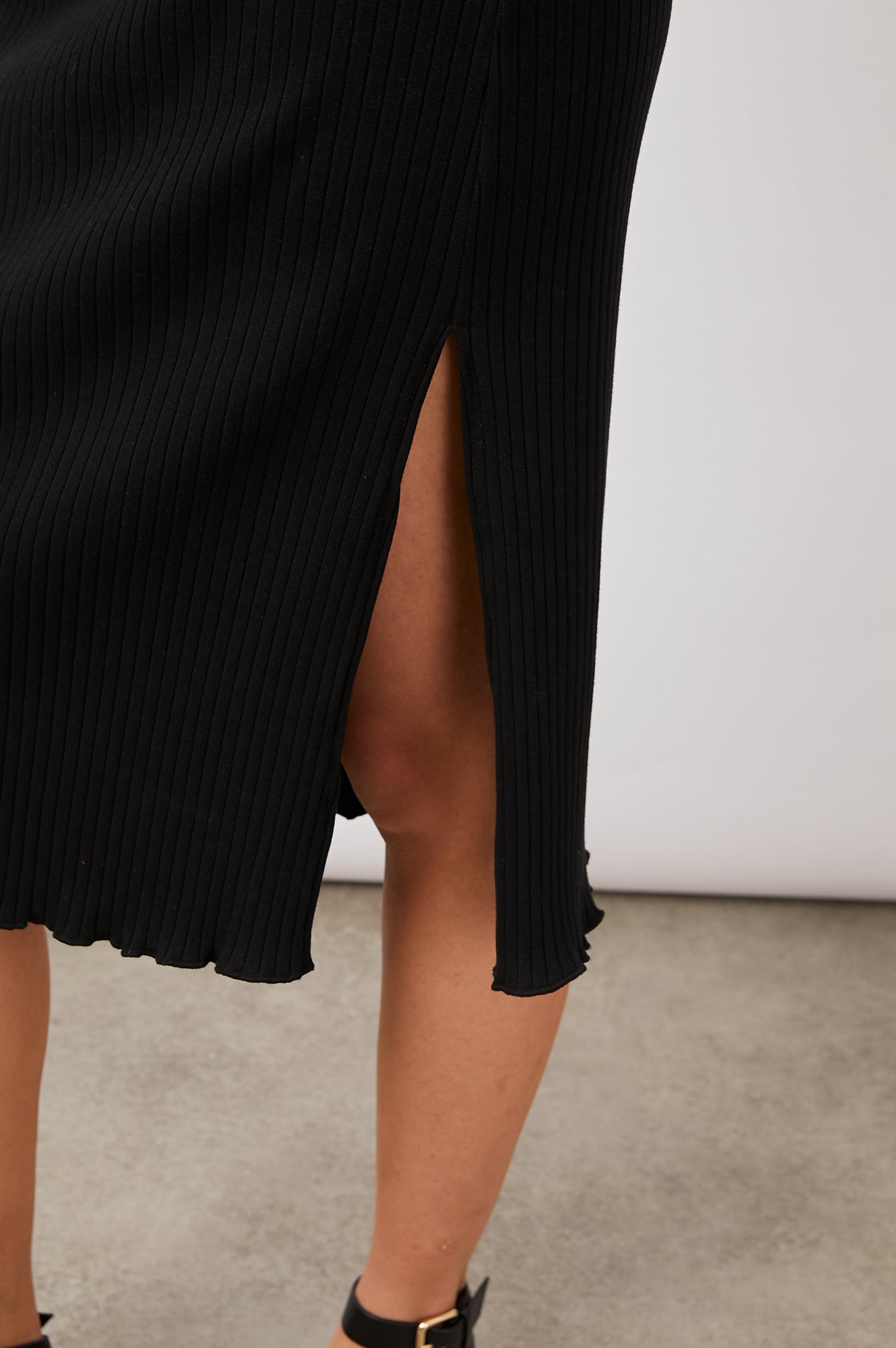 MARJORIE-TRUE-BLACK-BOTTOM DETAIL