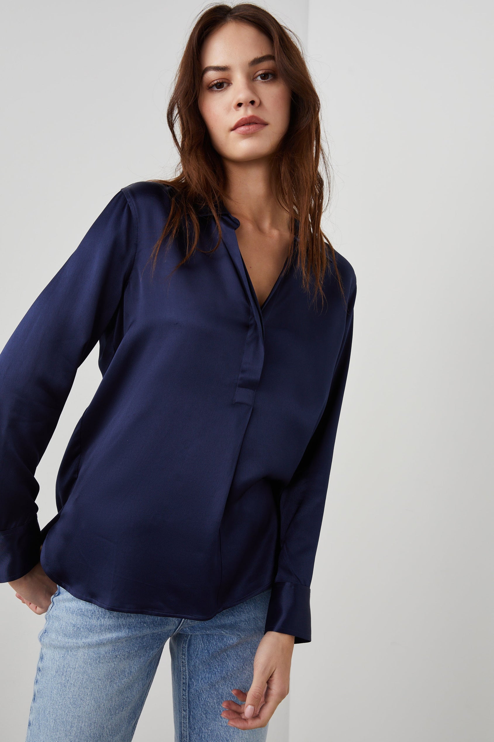 NISSA TOP NAVY - FRONT UNTUCKED