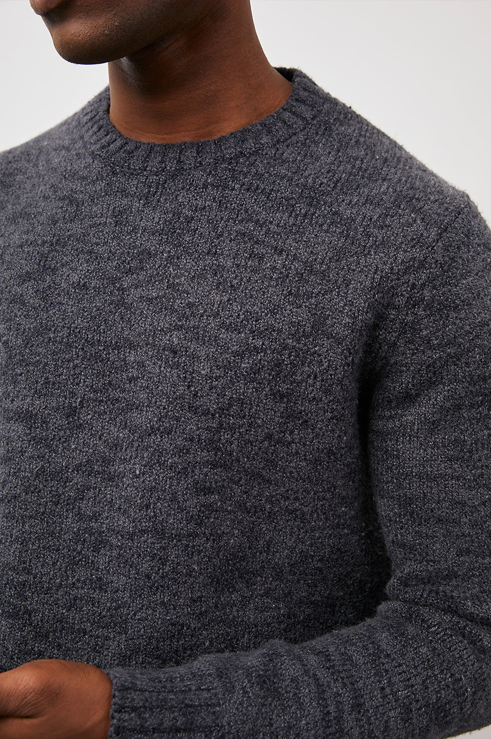 ORRIN SWEATER ADAMANTIUM - FRONT CREWNECK DETAILS