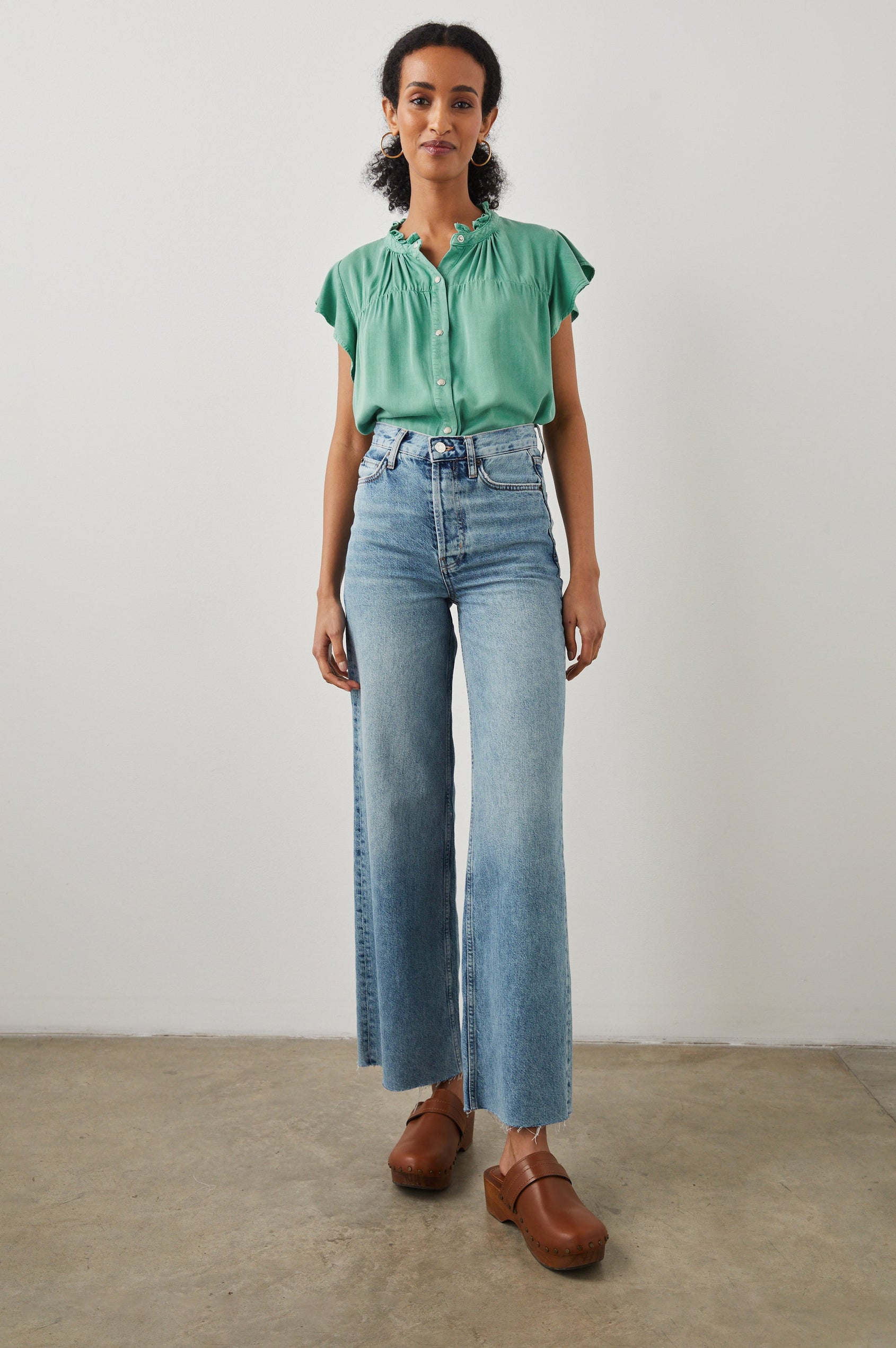 RUTHIE TOP BASIL - FRONT FULL BODY