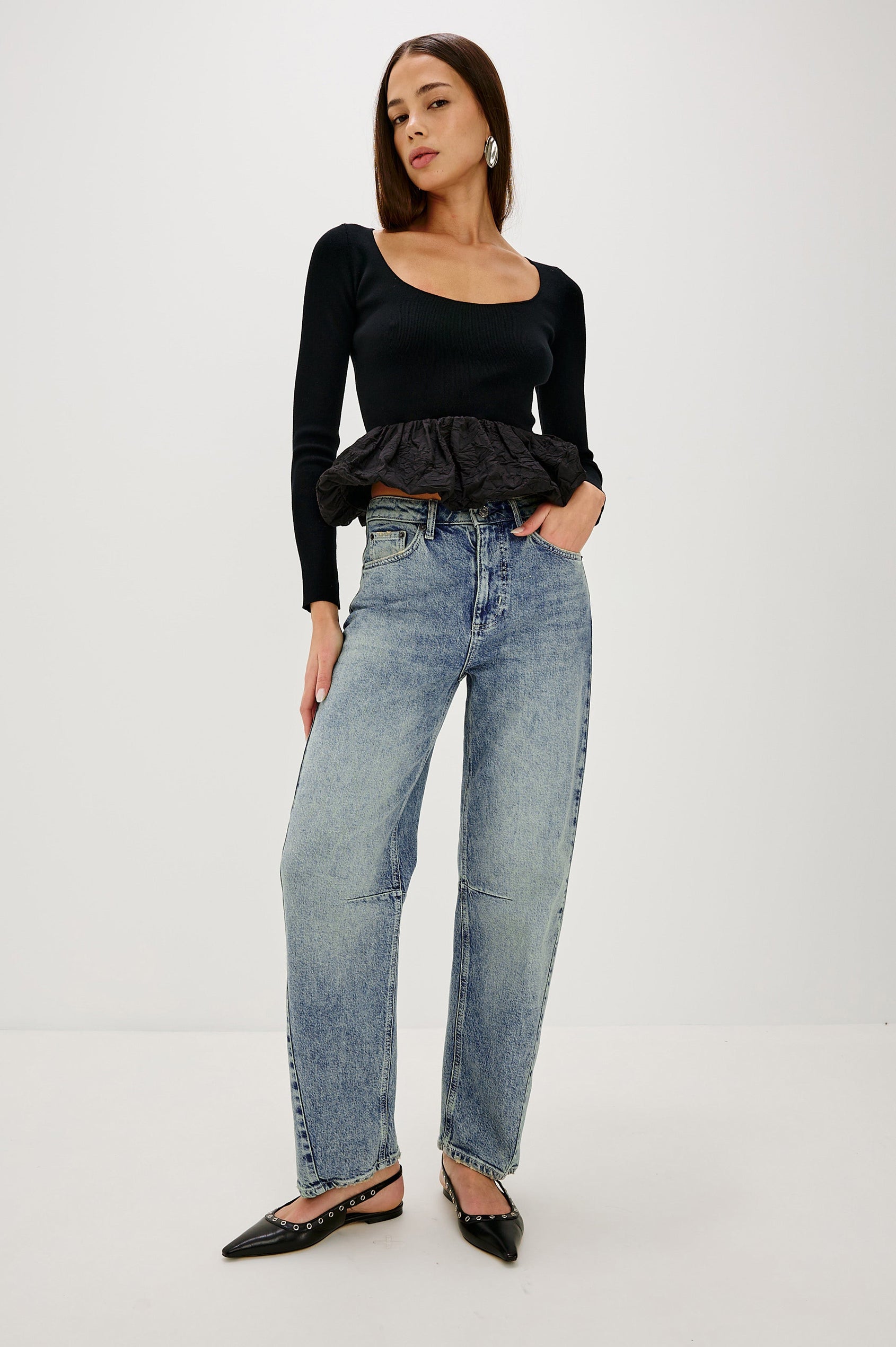 The Samo is a denim barrel leg jean, it features a low-slung fit in light-stretch denim with darting details and a subtle curved seam in Desert Sky wash, a vintage wash with yellow tint. Front full body view featured on model.