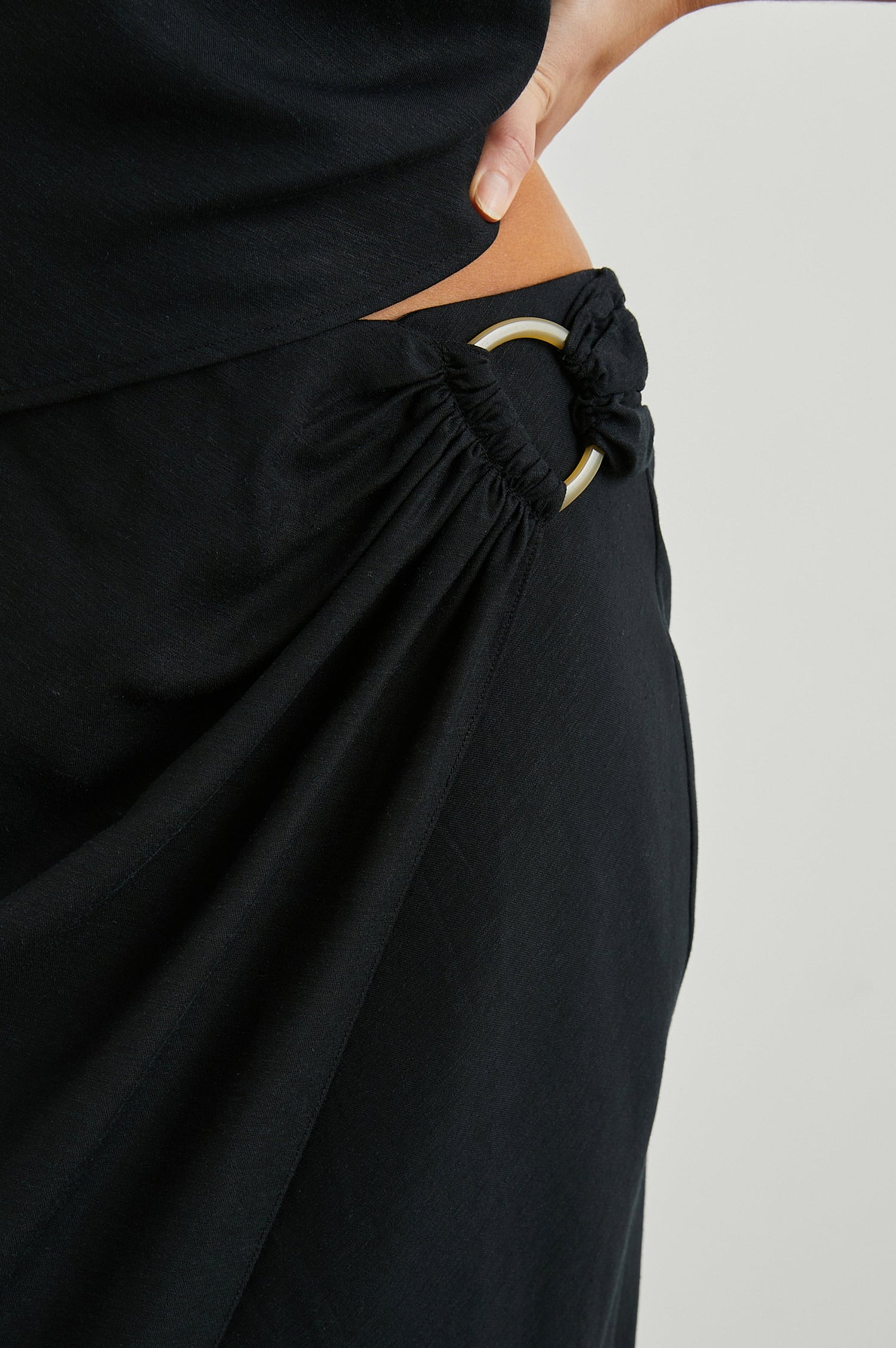 SAMPHA-BLACK-DETAIL