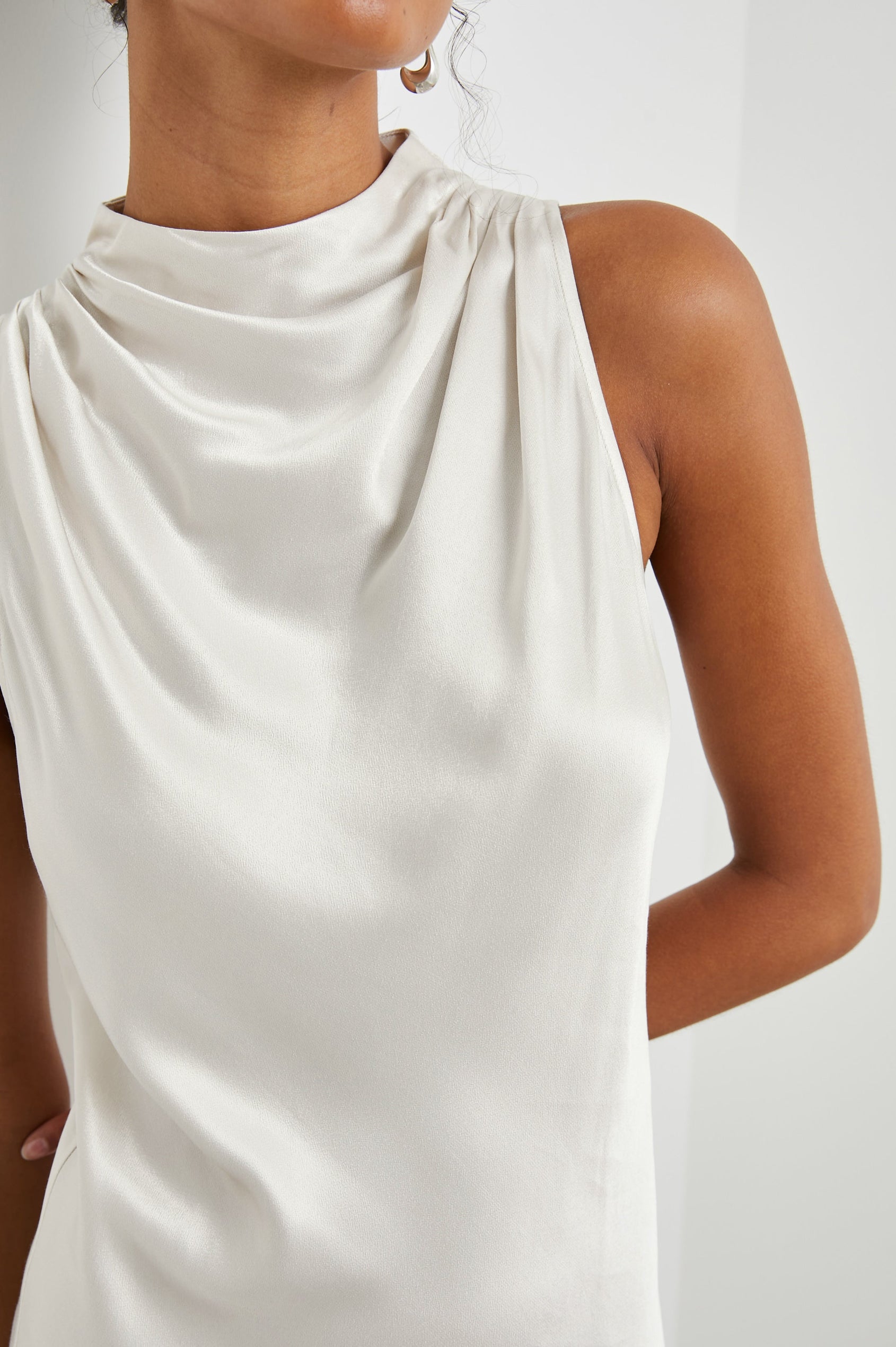 SOLANA DRESS IVORY - FRONT DETAILS