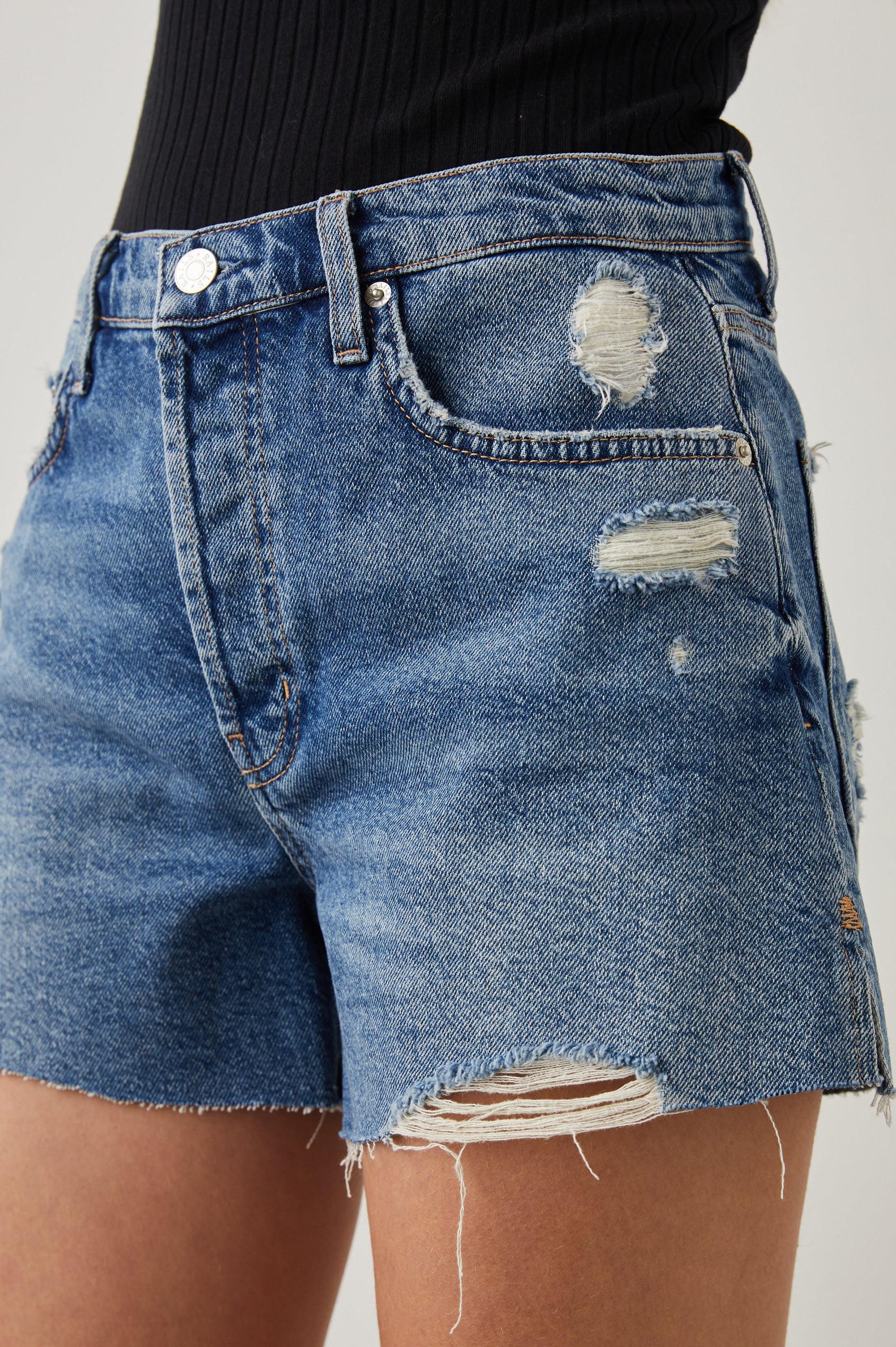 THE ZUMA VINTAGE SAPPHIRE DISTRESS - DETAIL FRONT