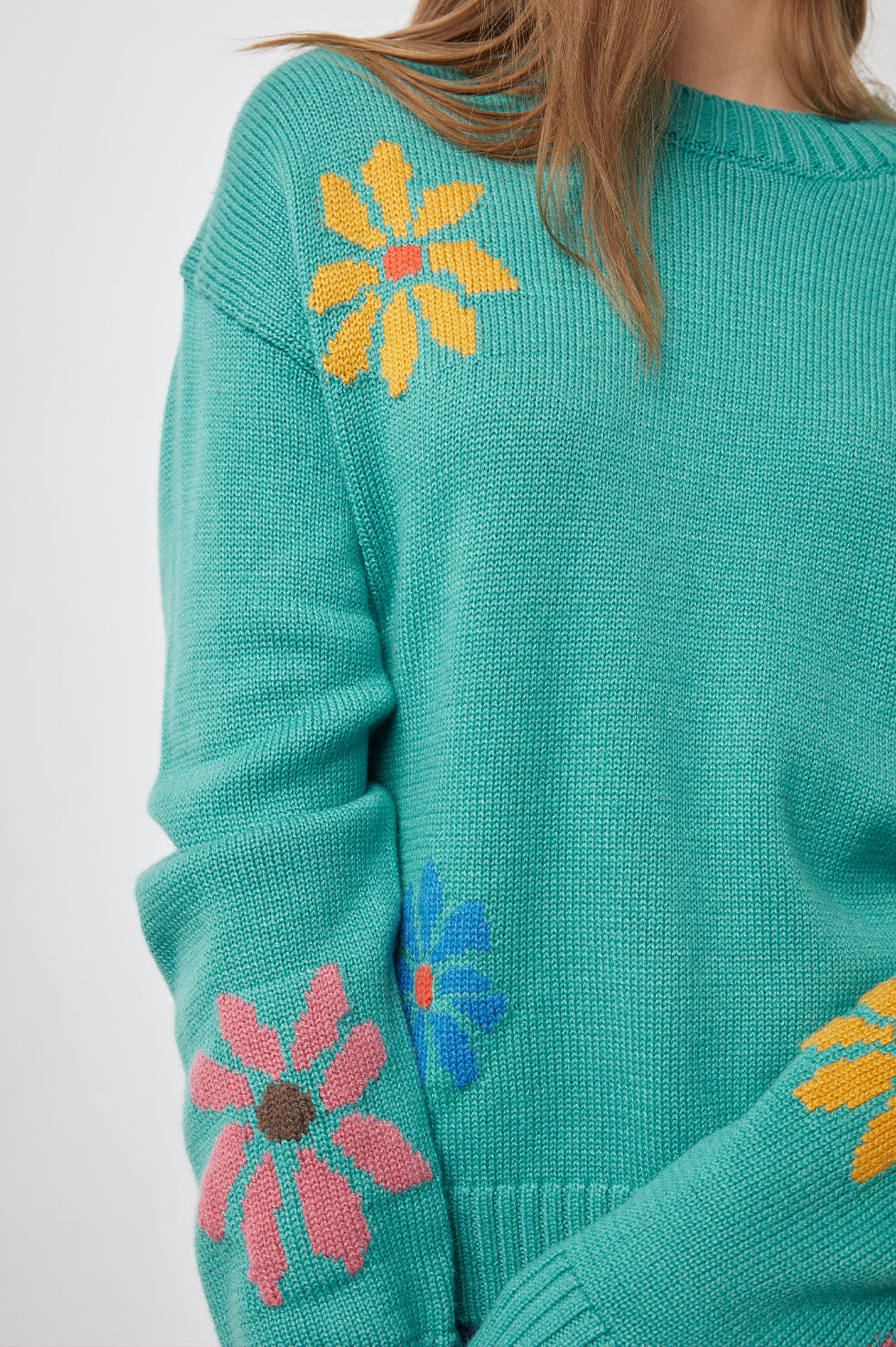 ZOEY SWEATER MULTI FLOWERS - FRONT SHOULDER DETAIL