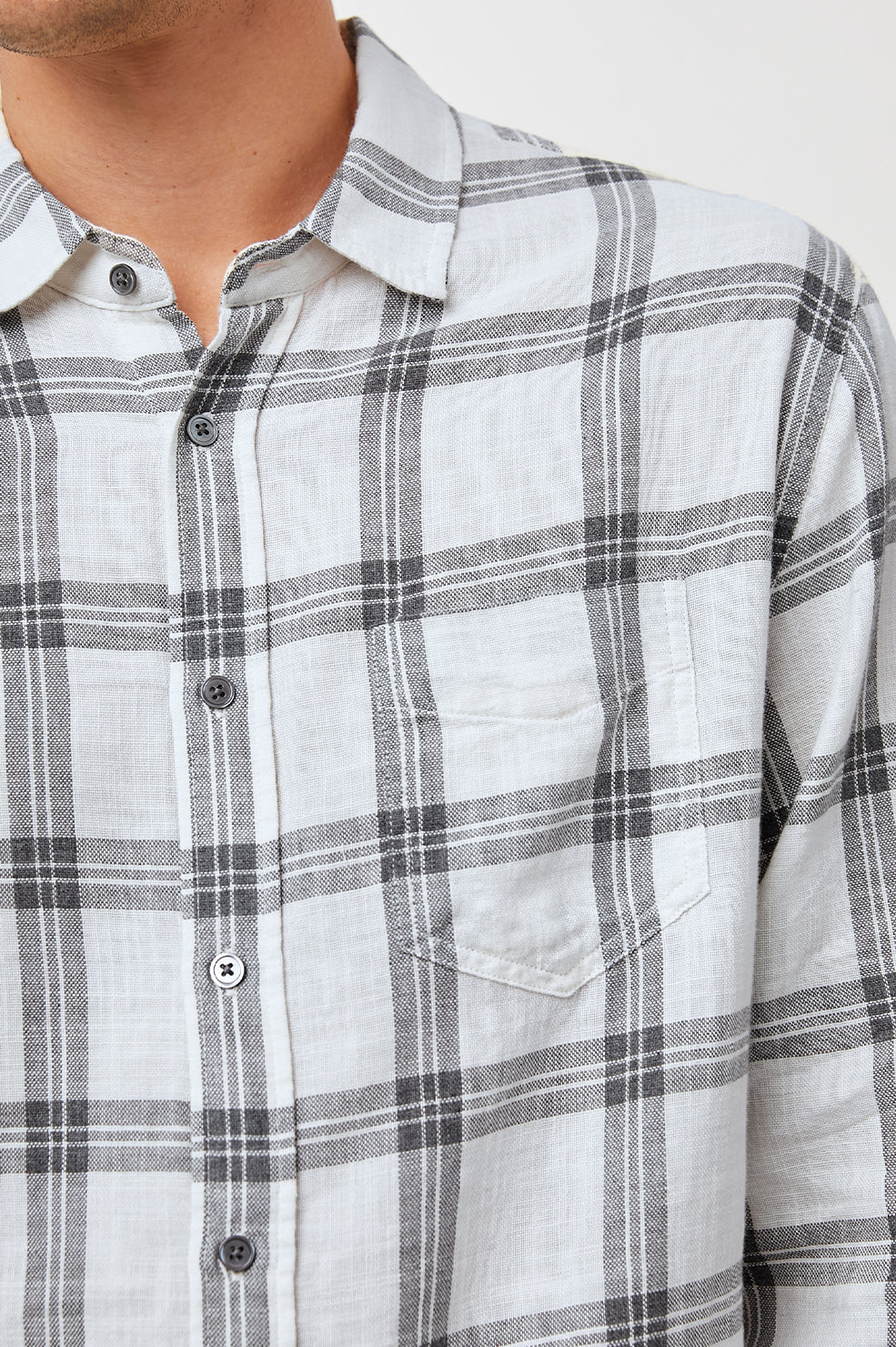 WYATT WHITE MIRROR MELANGE LONG SLEEVE BUTTON DOWN -DETAIL