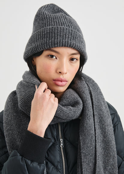 EDITORIAL IMAGE OF MODEL WEARING AUTUMN BEANIE AND ALPS SCARF