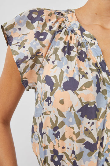 ALENA MOD FLORAL SHORT SLEEVE BLOUSE-DETAIL