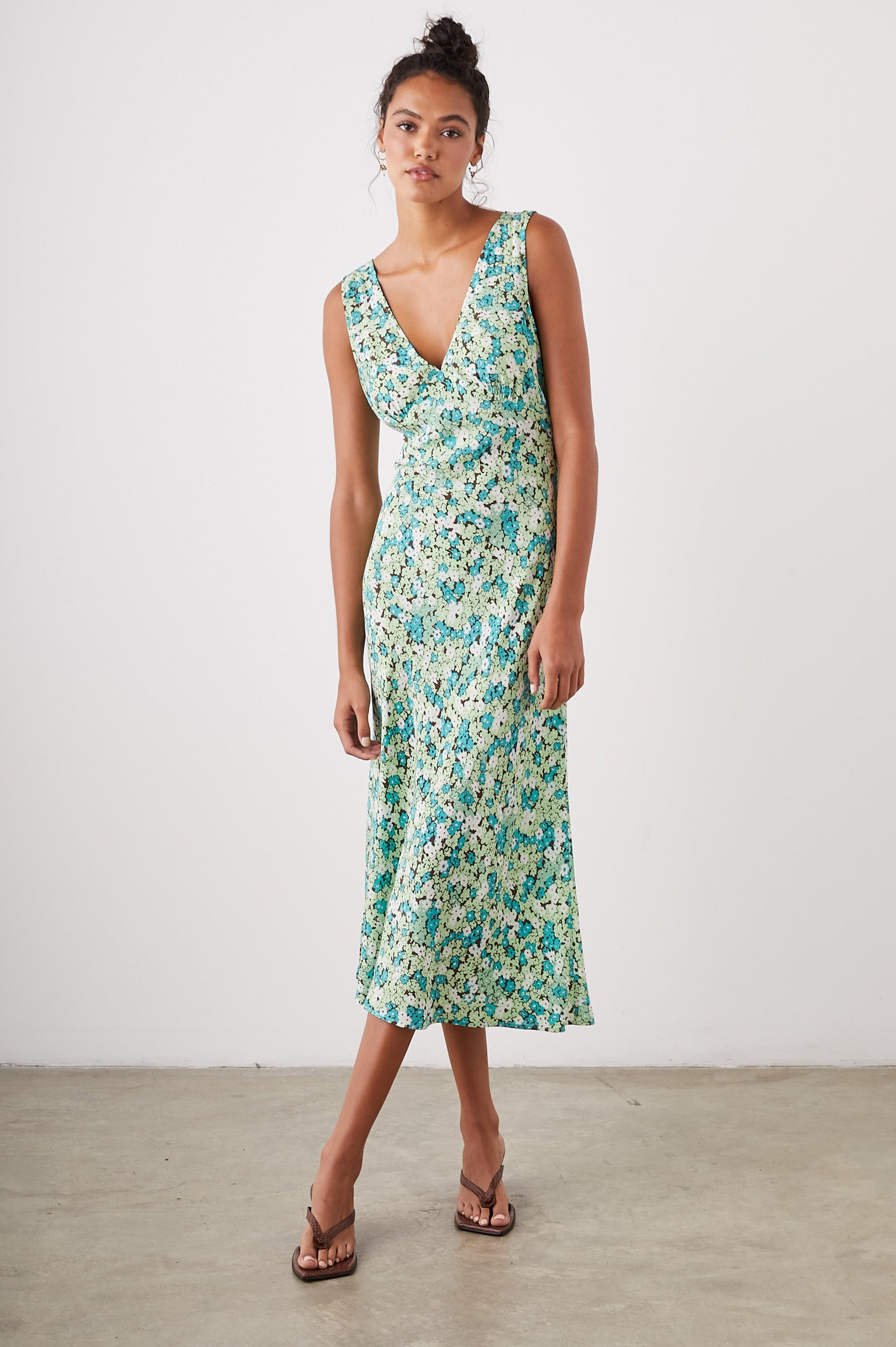 AUDRINA DRESS EMERALD BLOOM - MODEL 2 FRONT HAND ON HIP