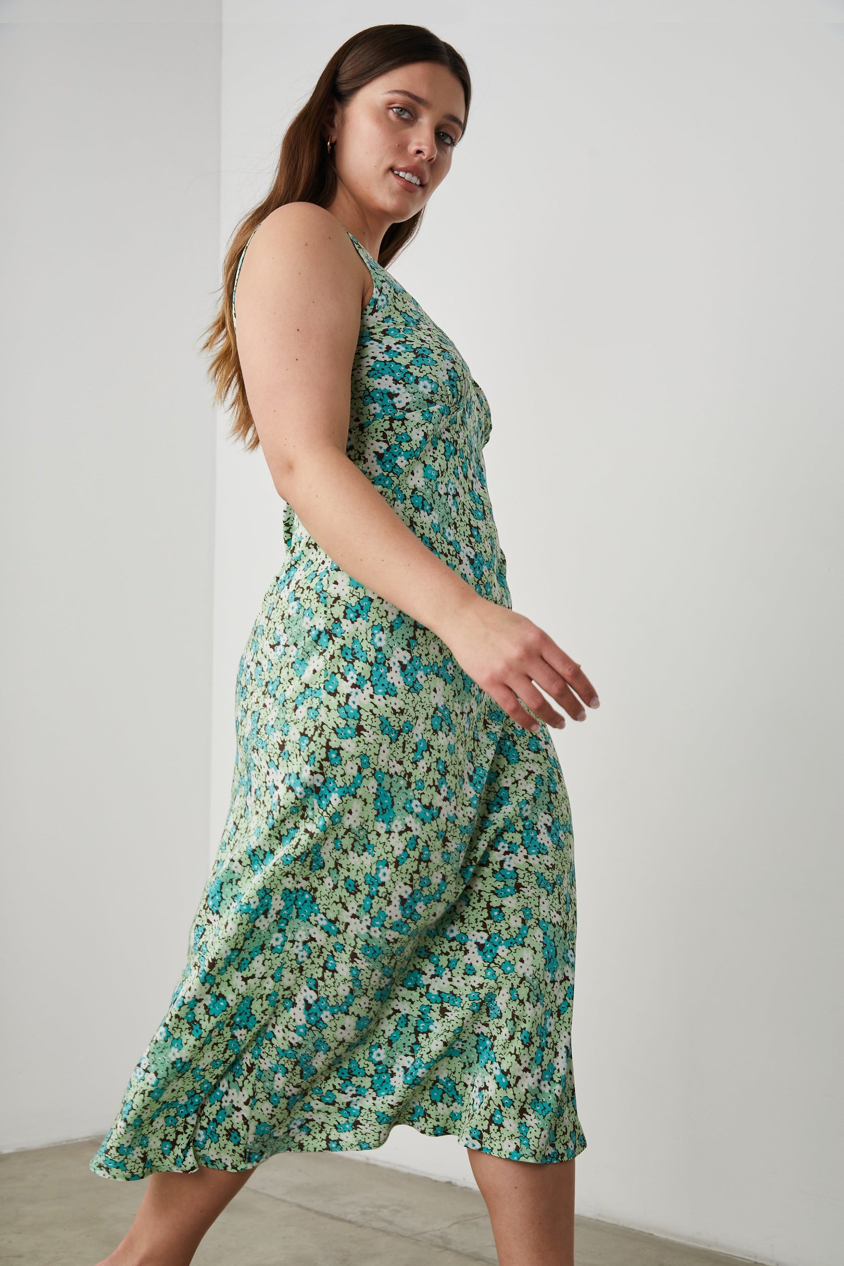 AUDRINA DRESS EMERALD BLOOM - MODEL 2 FRONT IN MOTION