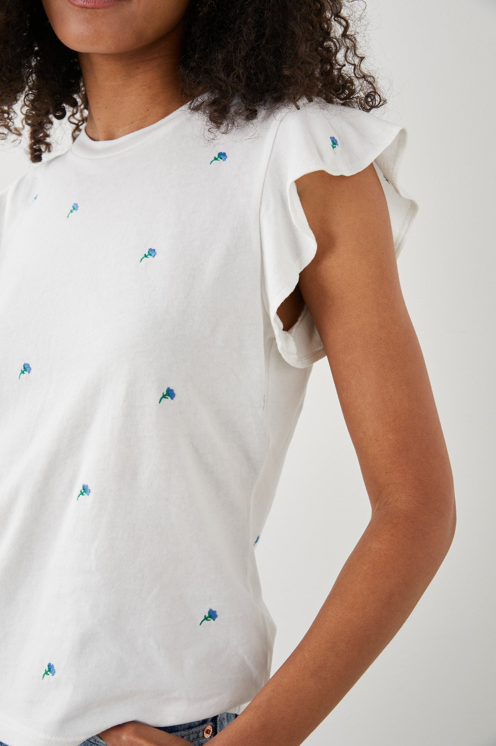 BIRDIE TOP BLUE BUD EMBROIDERY - DETAIL