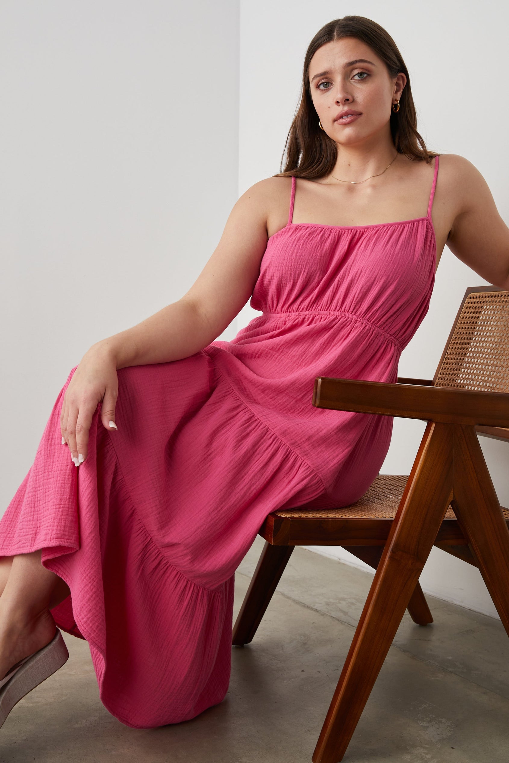 BLAKELY DRESS HIBISCUS - MODEL 2 FRONT SITTING DOWN