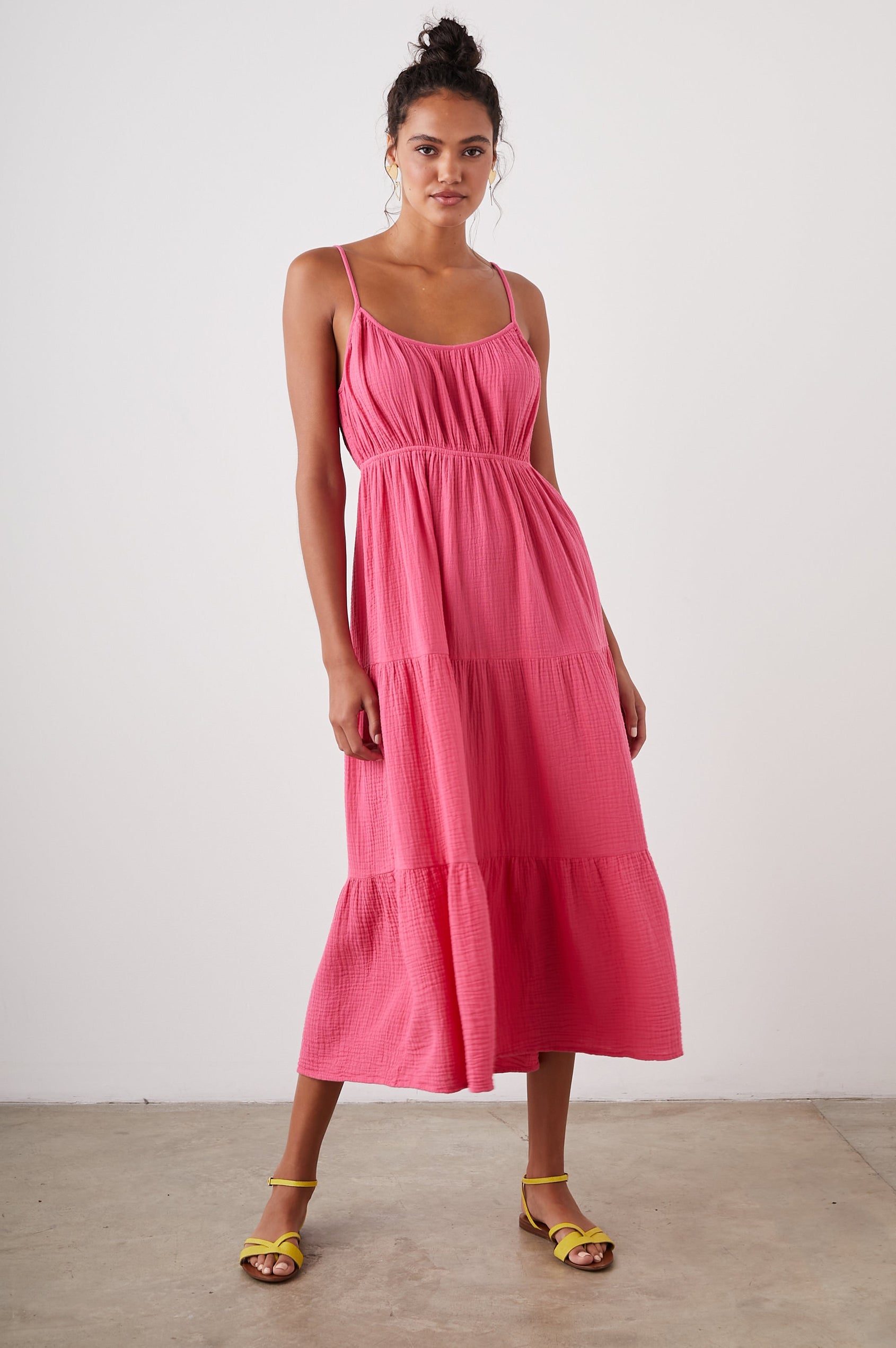 BLAKELY DRESS HIBISCUS - FRONT BODY IN MOTION