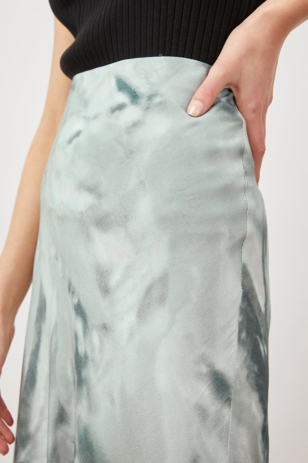 ESTI-TRUEBLACK-ANYA-SAGE DIFFUSION-FRONT DETAIL