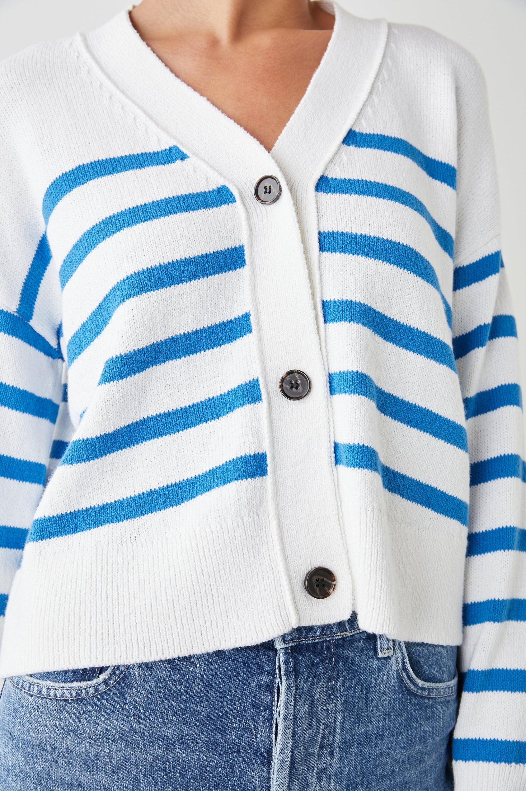 GENEVA CARDIGAN WHITE AZURE - DETAIL