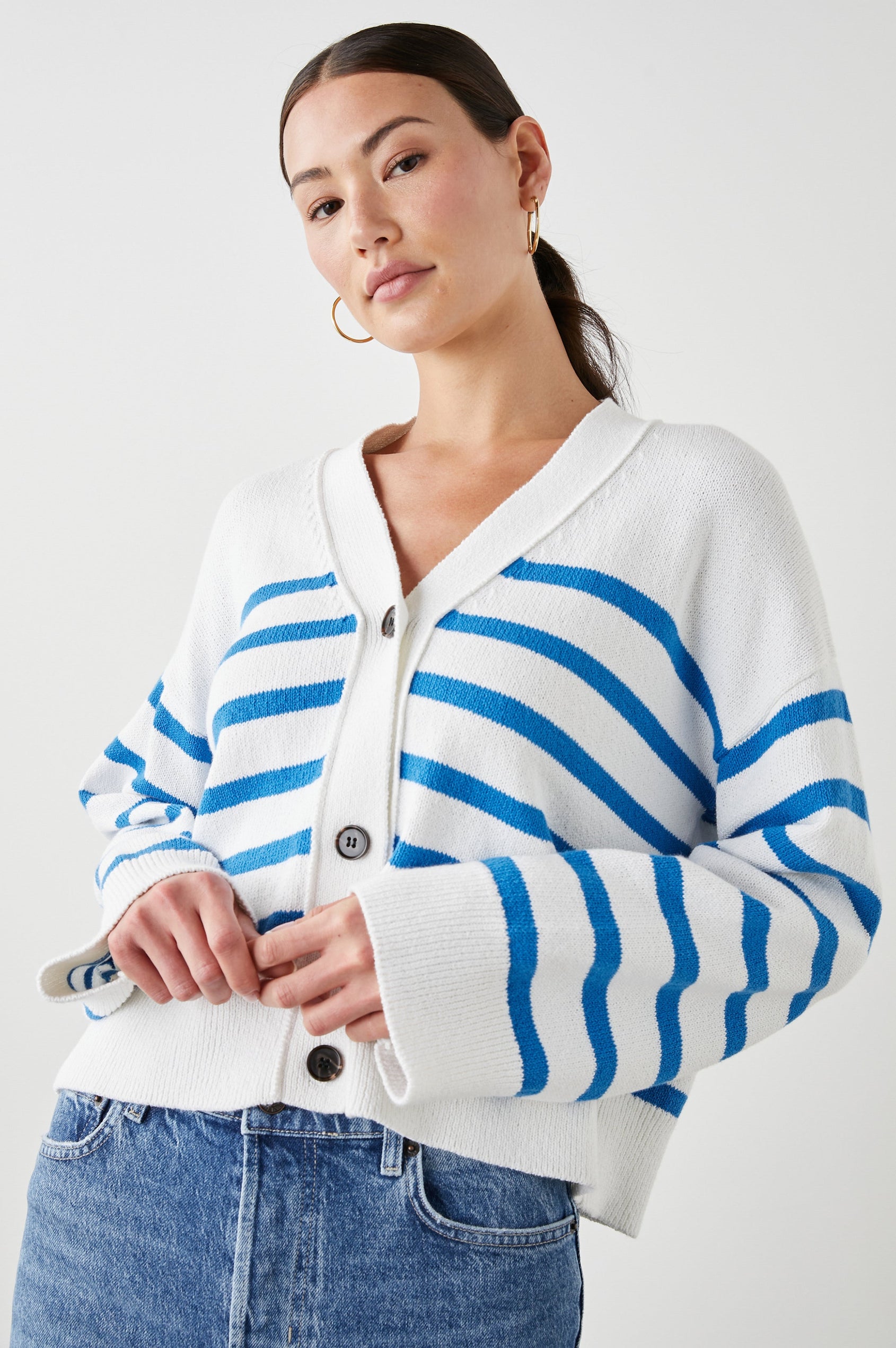 GENEVA CARDIGAN WHITE AZURE - FRONT IN MOTION