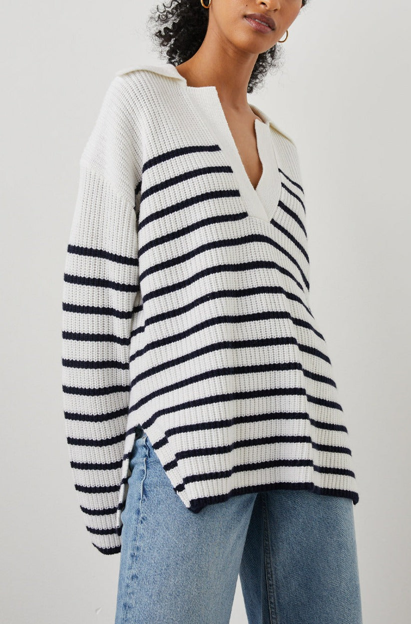 HARRIS SWEATER WHITE NAVY STRIPE - FRONT UNTUCKED