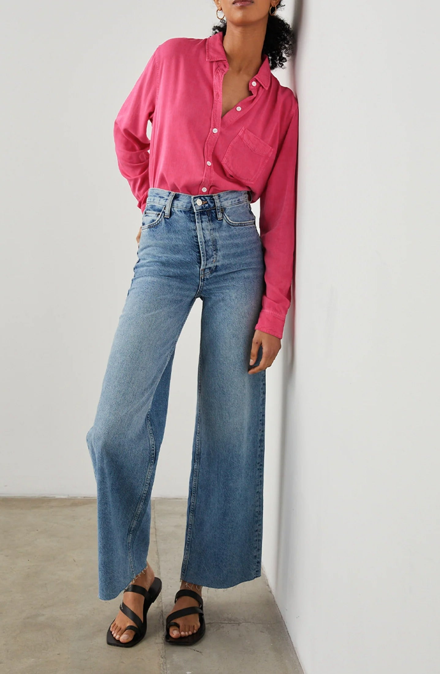 INGRID HIBISCUS RAW HEM SHIRT - FRONT ONE HAND IN BACK POCKET