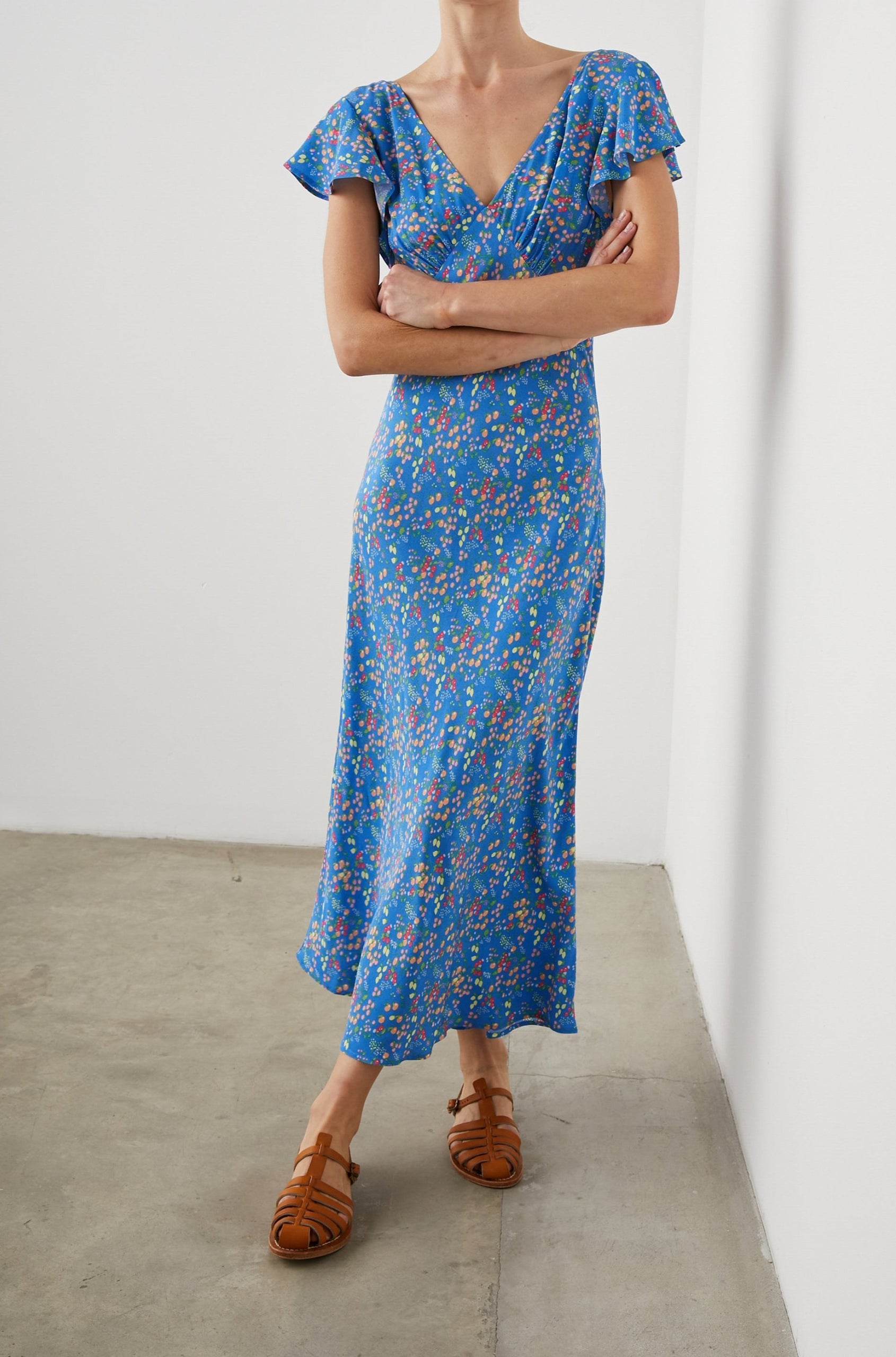 KENZ DRESS BLUE CITRUS GROVE - FRONT ARMS CROSSED