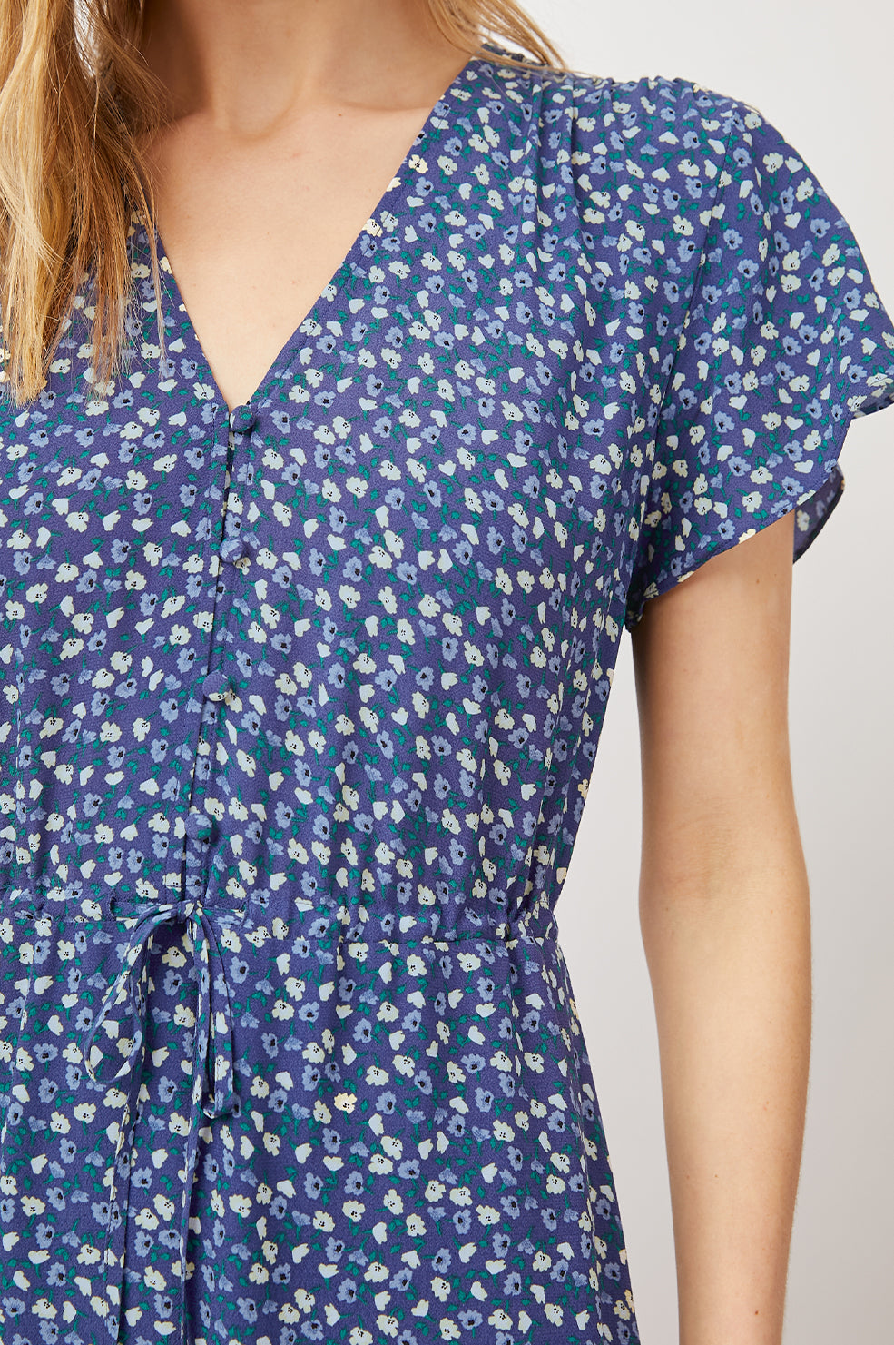 KIKI NAVY DITSY FLORAL- DETAIL