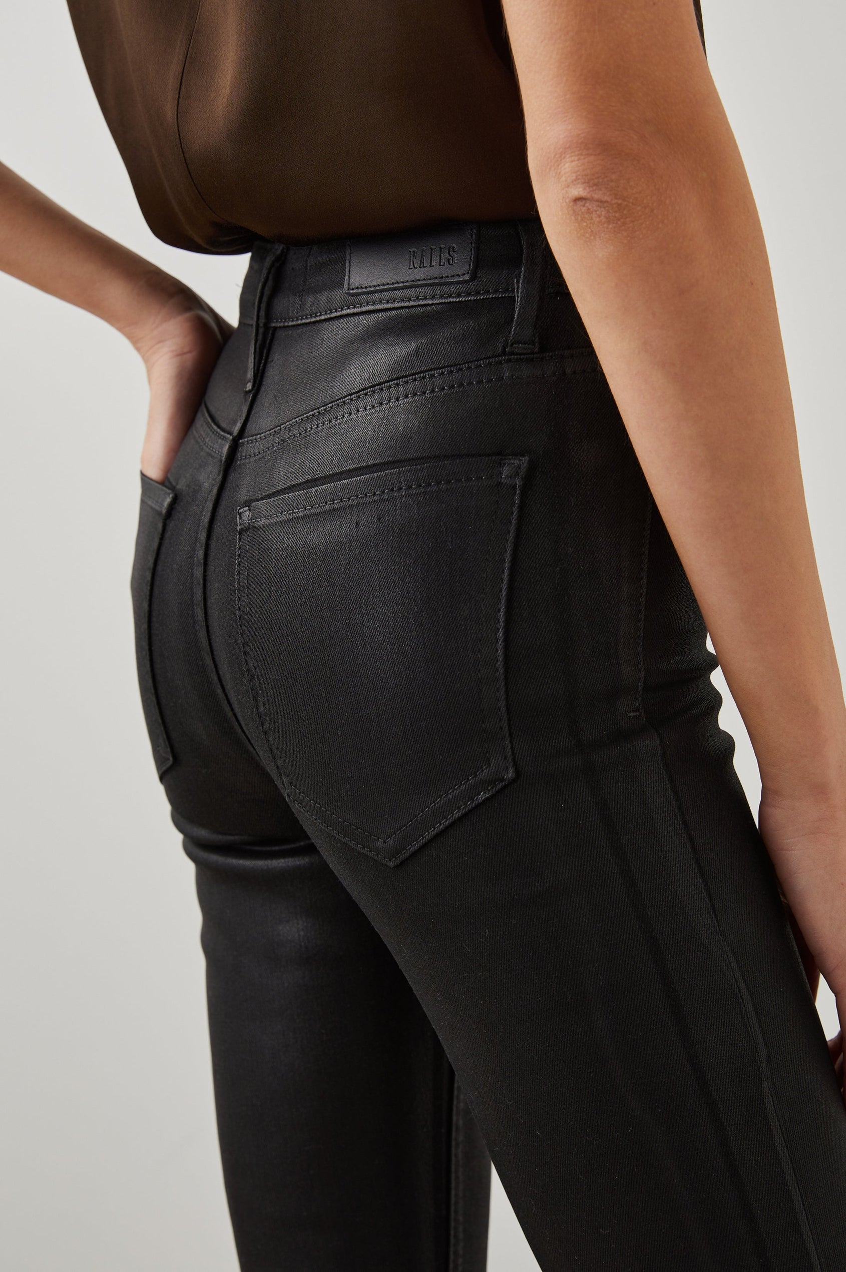 LARCHMONT SKINNY COATED NOIR - BACK DETAIL