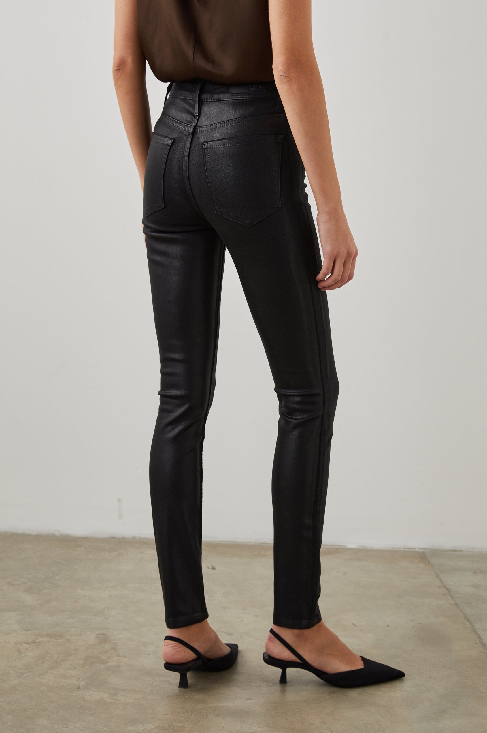 LARCHMONT SKINNY COATED NOIR - BACK ANGLE
